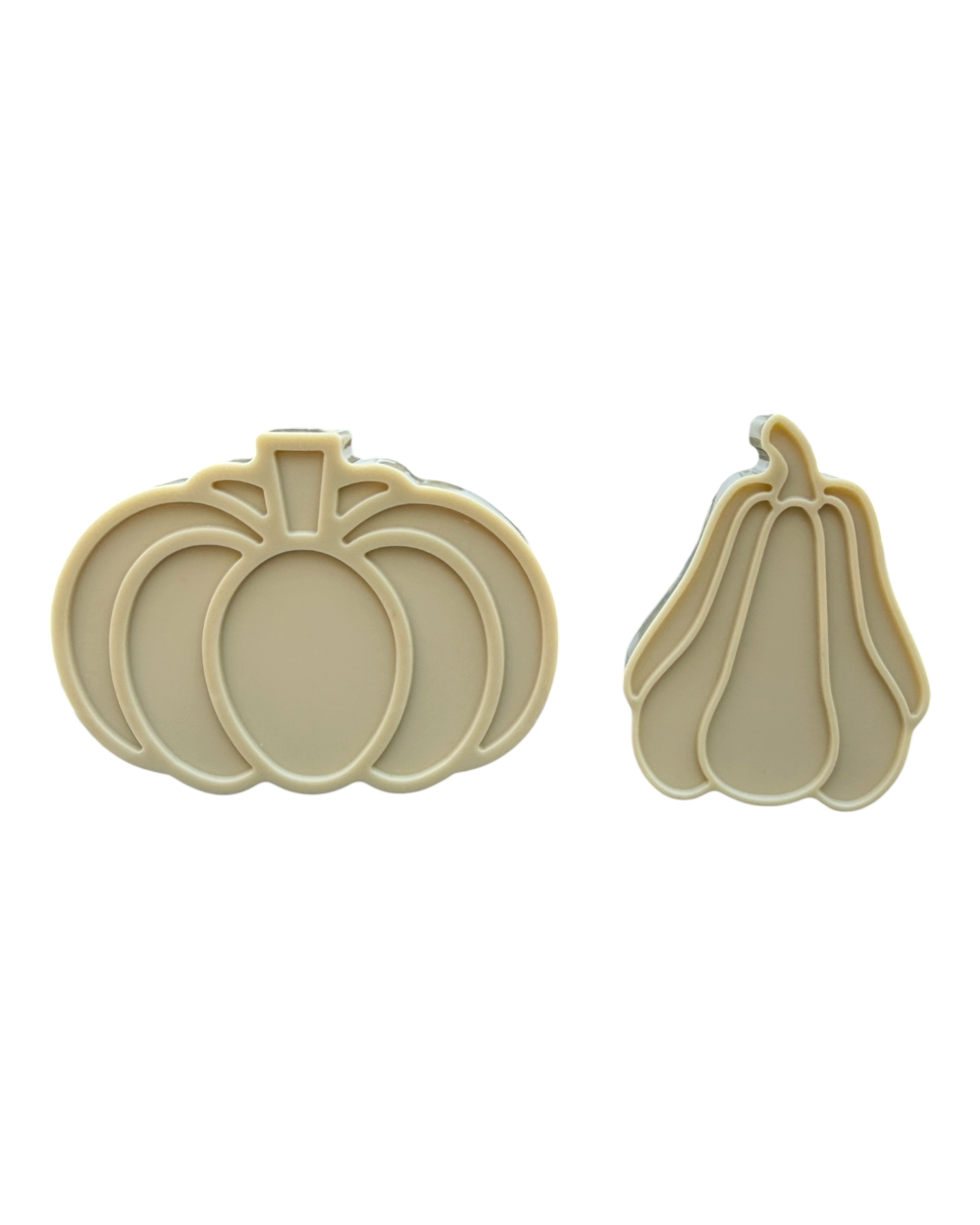 Duo de courges décoratives beige en résine époxy fait main, composé de deux formes différentes inspirées des récoltes d’automne.