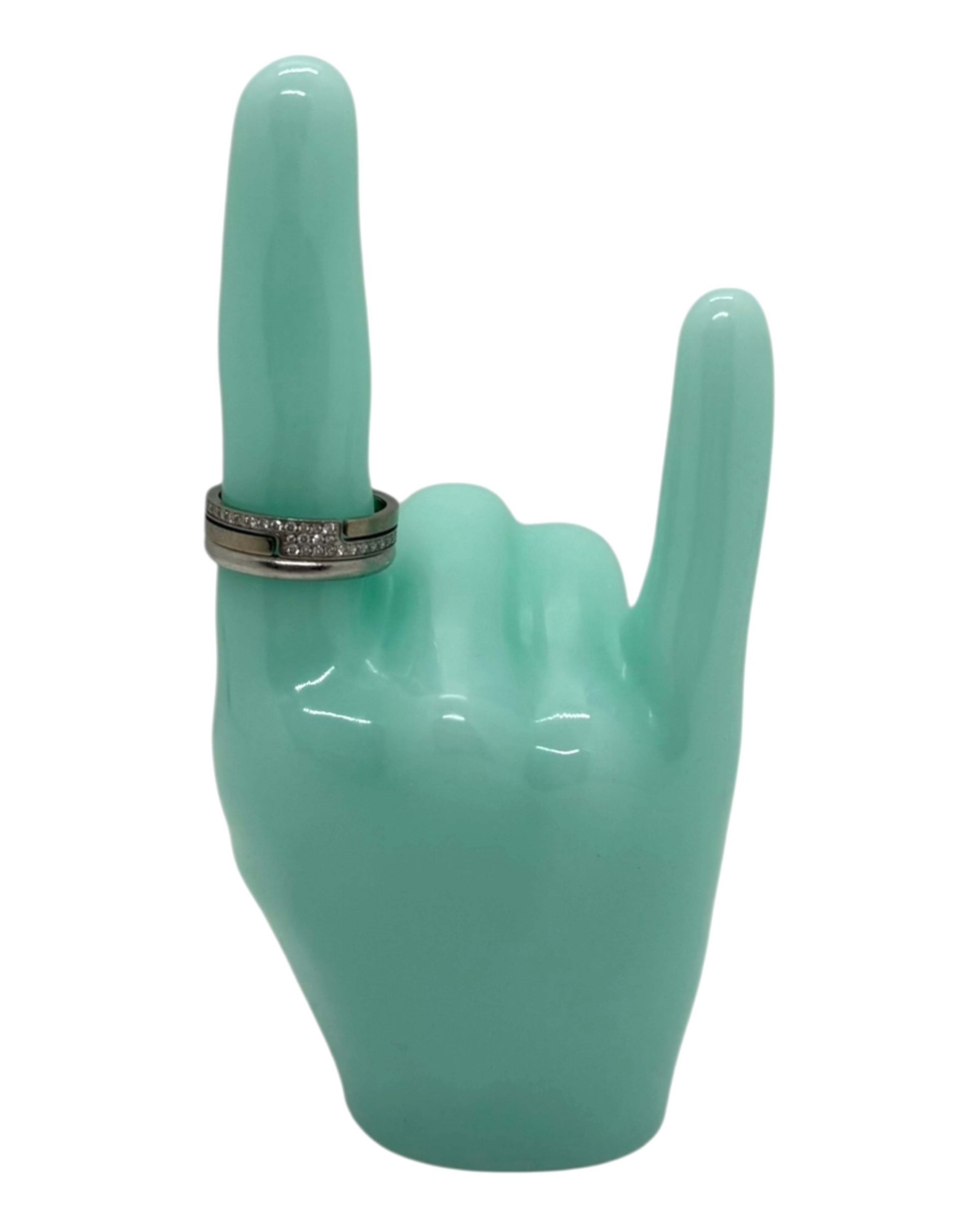 Porte-bagues en forme de main rock avec plusieurs bagues exposées sur les doigts, objet déco original pour coiffeuse.