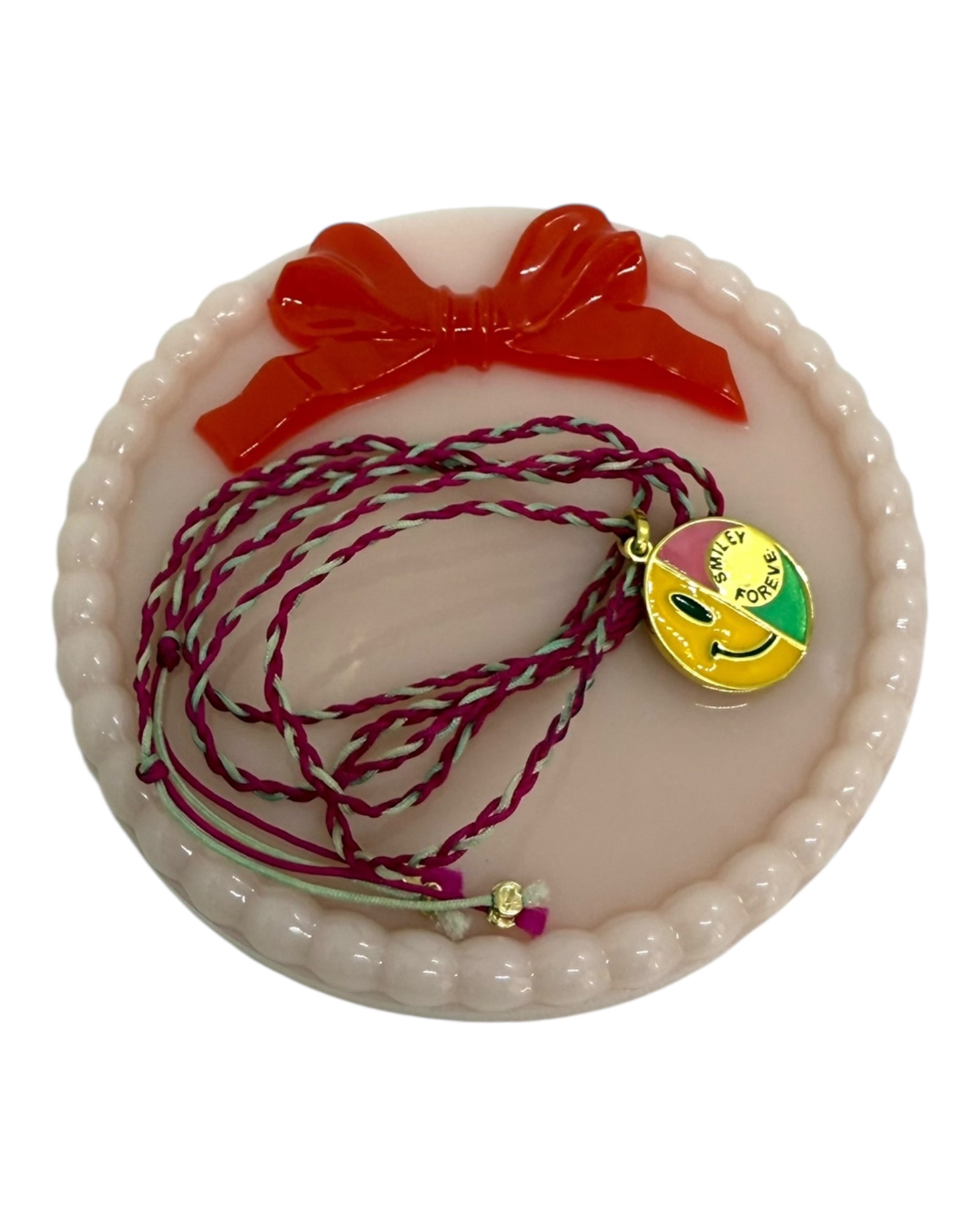 Ribbon’Rond intégré dans une déco cosy, posé sur une table avec une bougie, ambiance cocooning.
