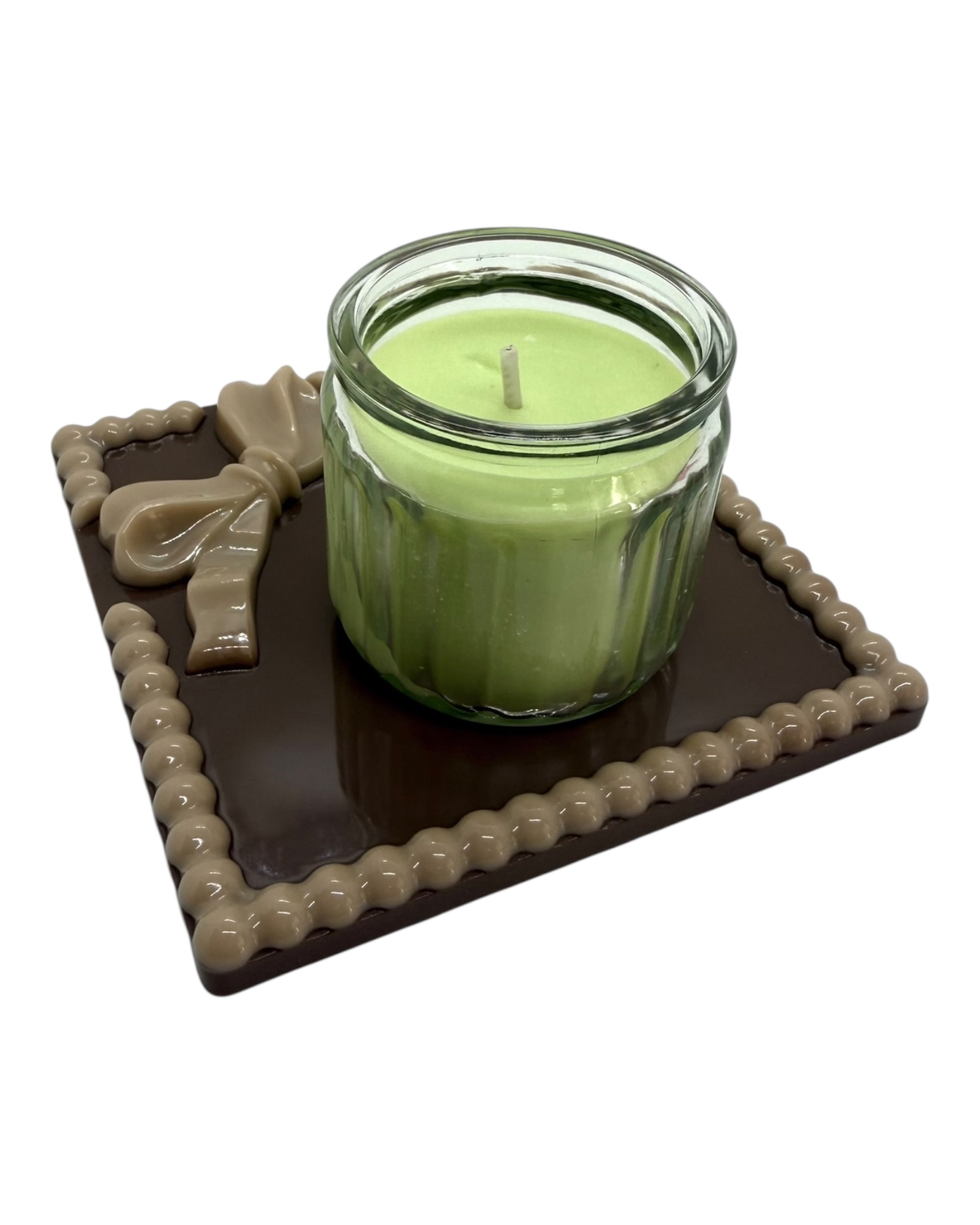 Plateau en résine Ribbon’Carré avec bougie allumée, accessoire déco cosy et pratique pour protéger les meubles.
