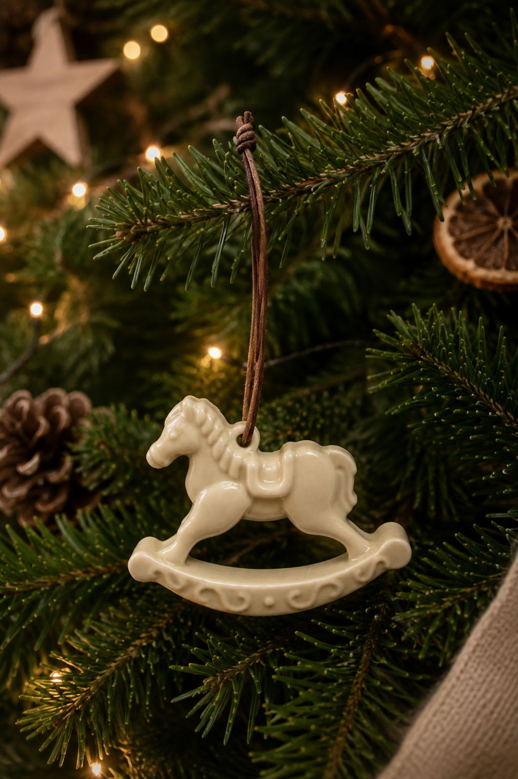 Suspension de Noël Rocking Horse en résine époxy, création artisanale Lolie'z, mise en scène dans un décor de fêtes élégant et chaleureux, idéale comme décoration de sapin ou idée cadeau.