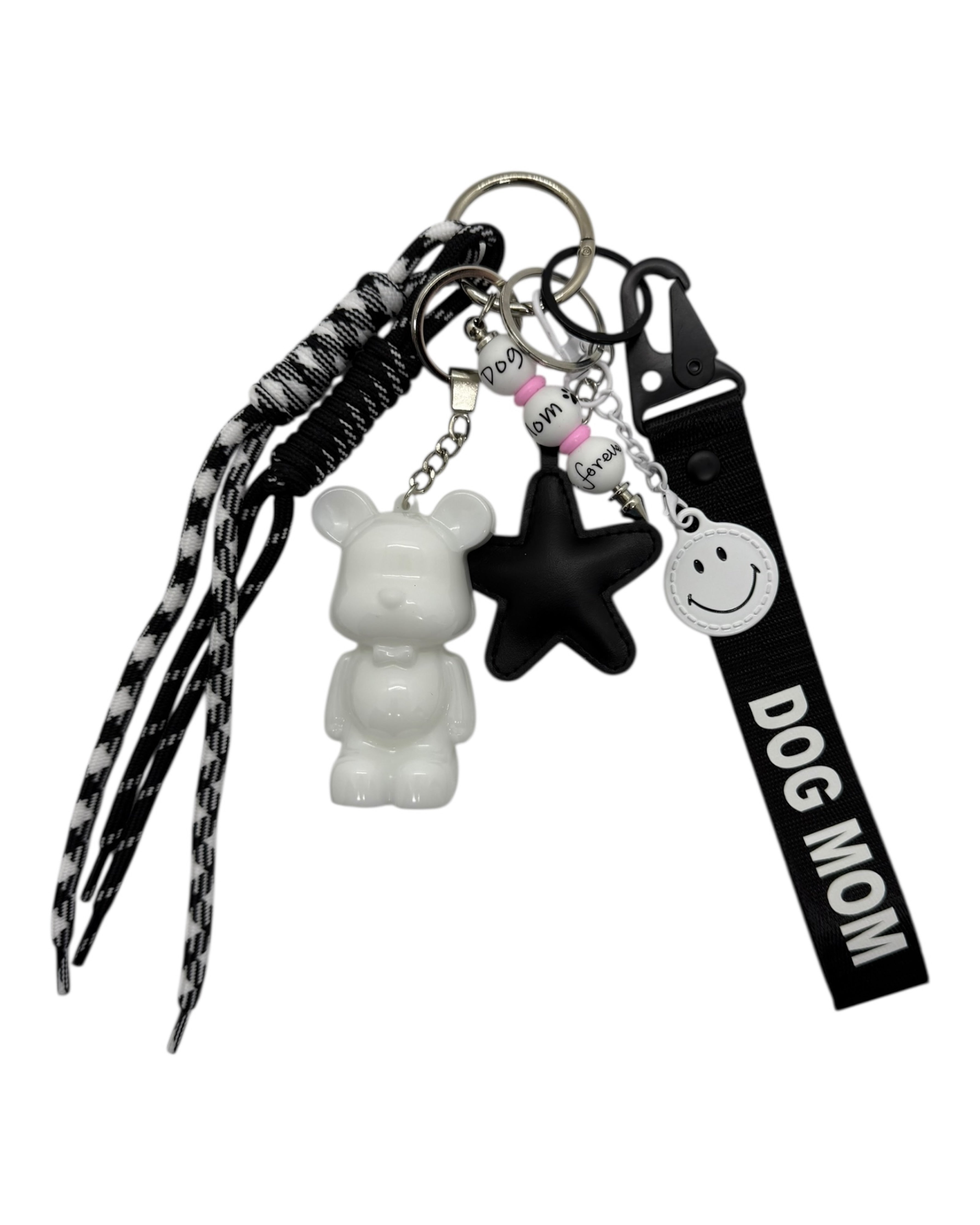Grigri Dog Mom avec Teddy’z blanc, étoile noire, cordons noir et blanc, perles roses et ruban Dog Mom, création faite main chic et complice.