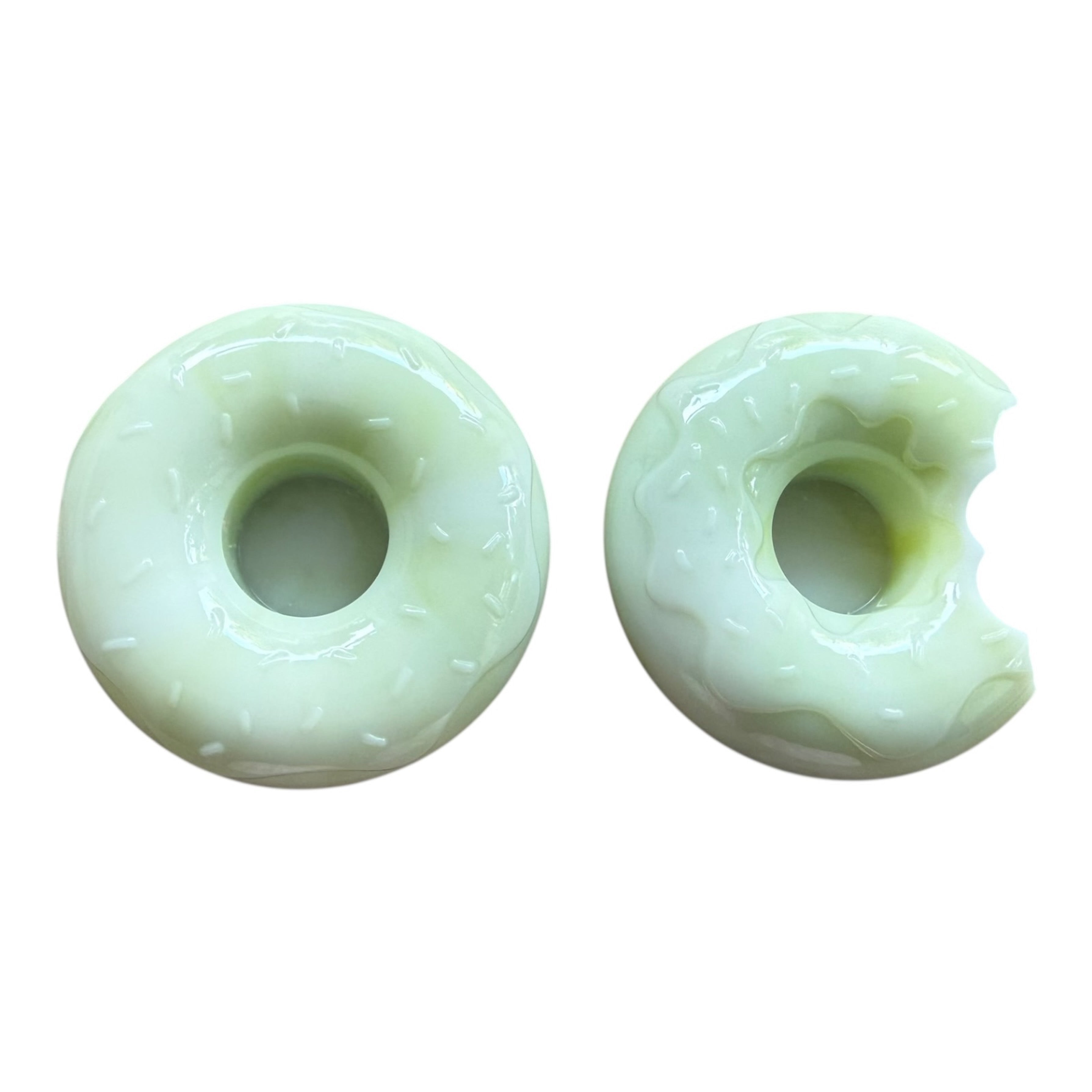 Bougeoirs Duo Donuts vert et blanc, en résine époxy artisanale, design gourmand et élégant pour accueillir des bougies avec originalité.