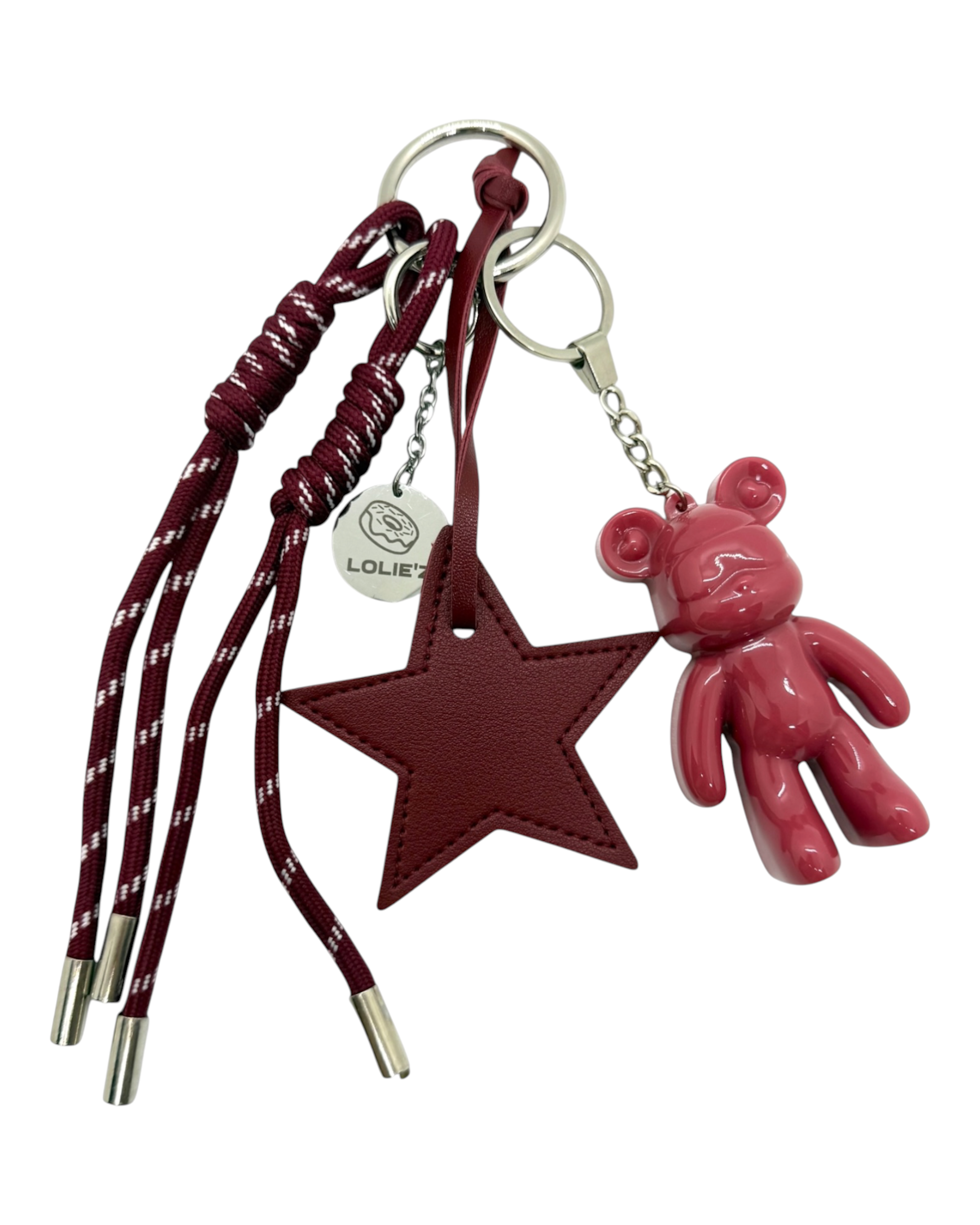 Grigri Famous avec Teddy’z vieux rose glossy en résine époxy, grande étoile bordeaux, cordons assortis et accessoires dans les tons rose et bordeaux.