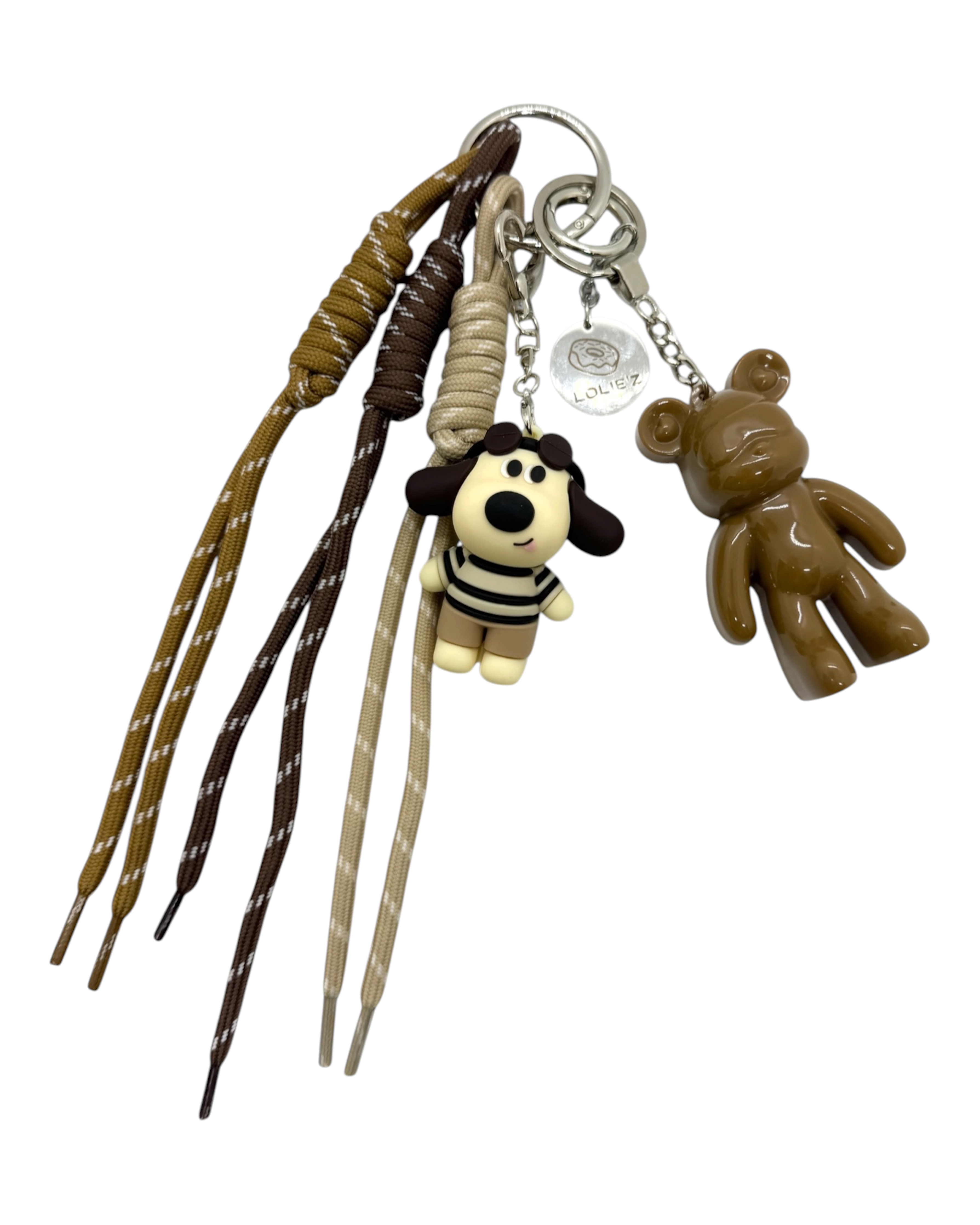 Grigri French Kiss avec Teddy’z caramel glossy en résine époxy, petit chien en marinière, cordons chocolat, noisette et crème et médaille Lolie’z.