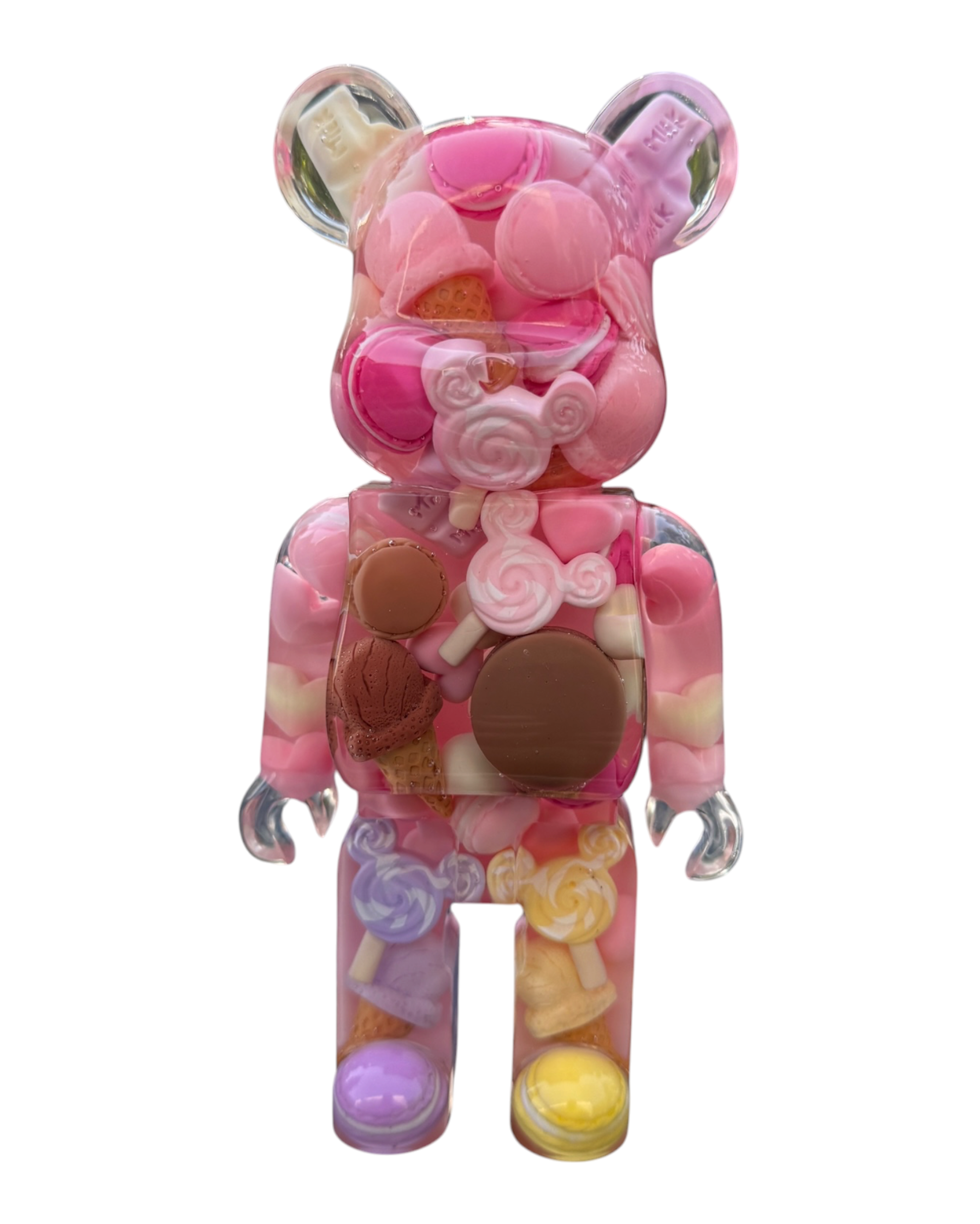 Giant Ted Pink Sugar en résine époxy entièrement réalisé à la main, décoré de macarons, sucettes, glaces et gourmandises dans des tons rose bonbon, blanc et chocolat.