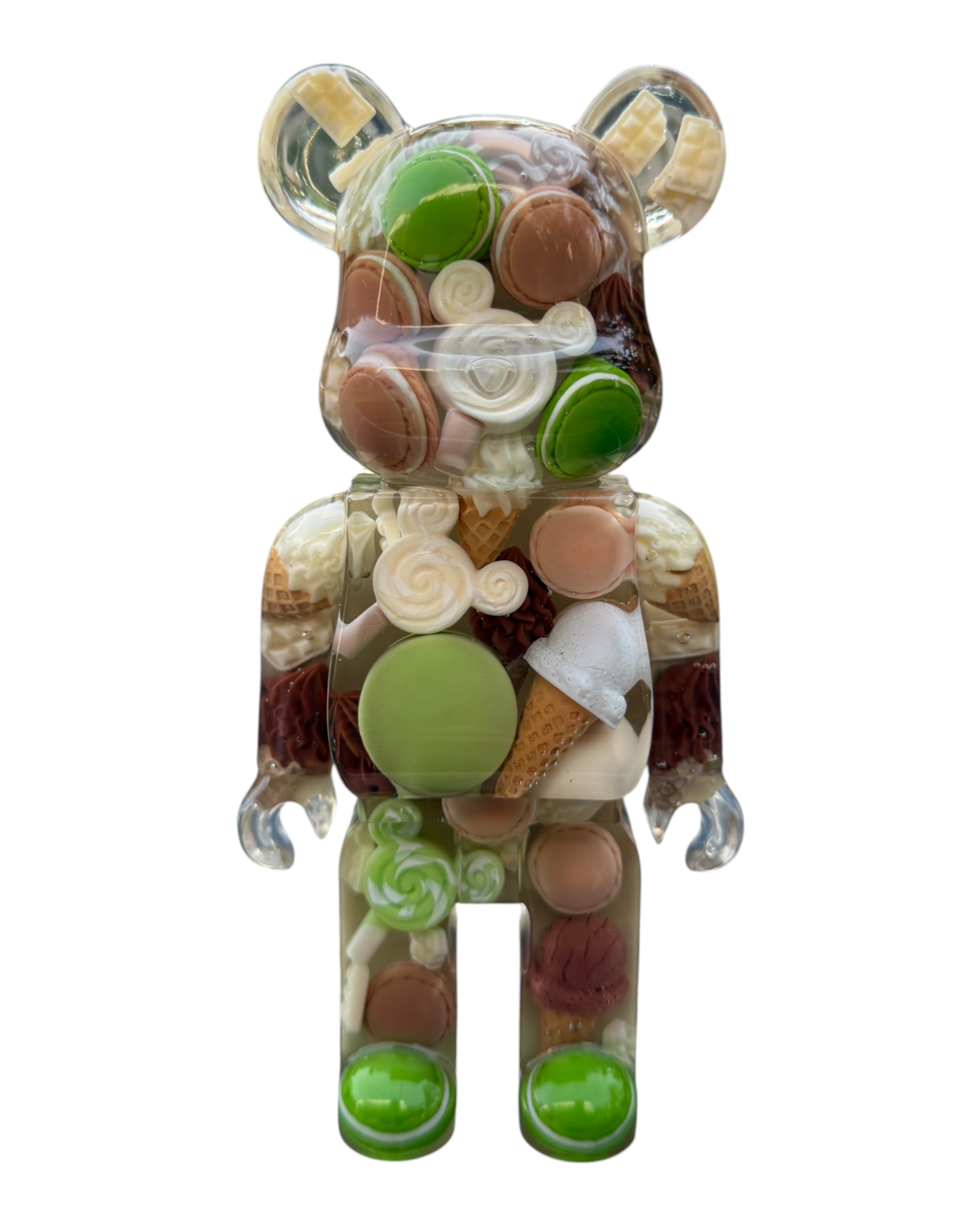 Giant Ted Pistachio Pop en résine époxy entièrement réalisé à la main, décoré de macarons, glaces, chantilly, chocolat et gourmandises aux tons pistache, vanille et caramel.
