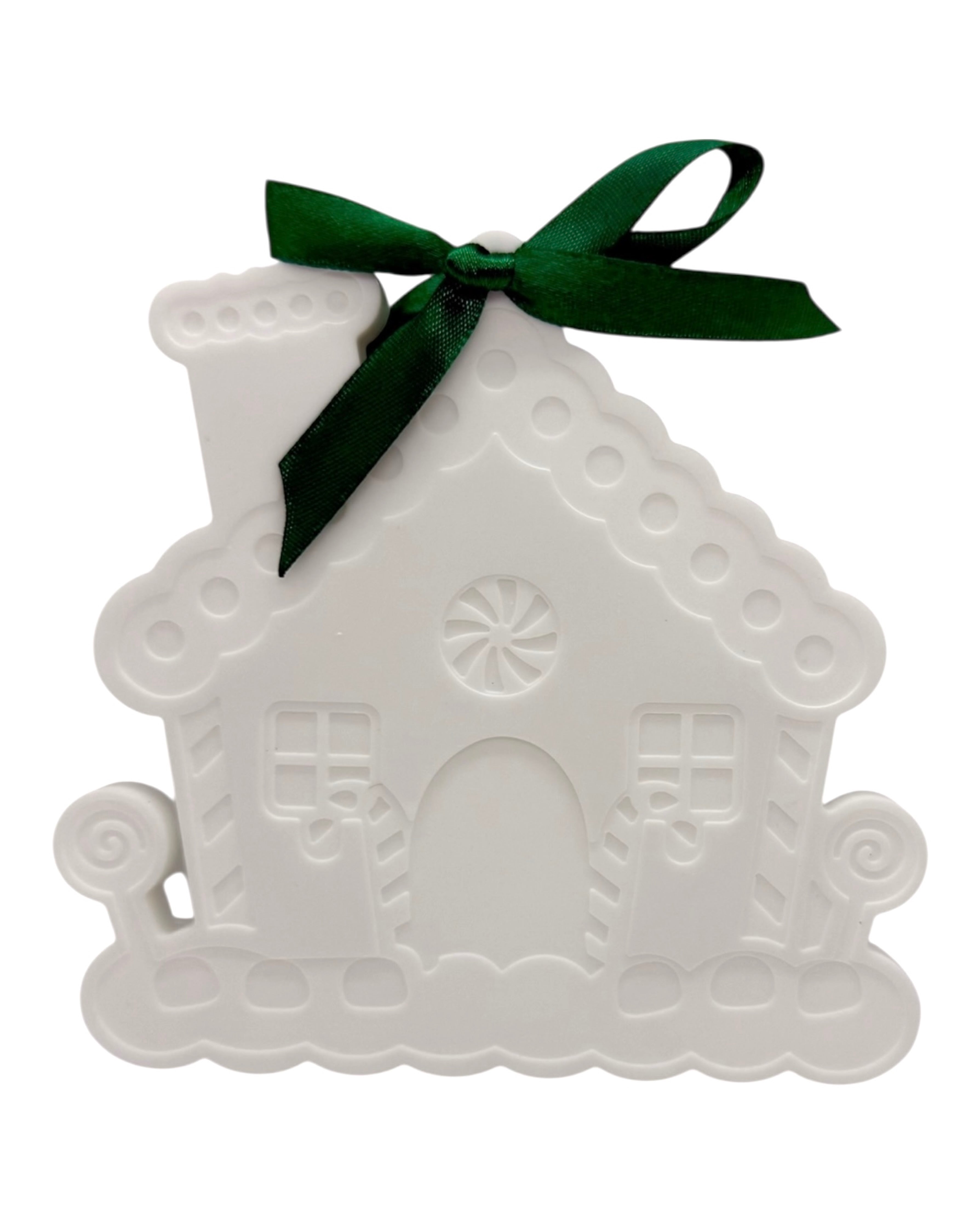 Ornement Gingerbread House Lolie’z en résine époxy, maison pain d’épice apportant chaleur et ambiance cosy pour Noël.
