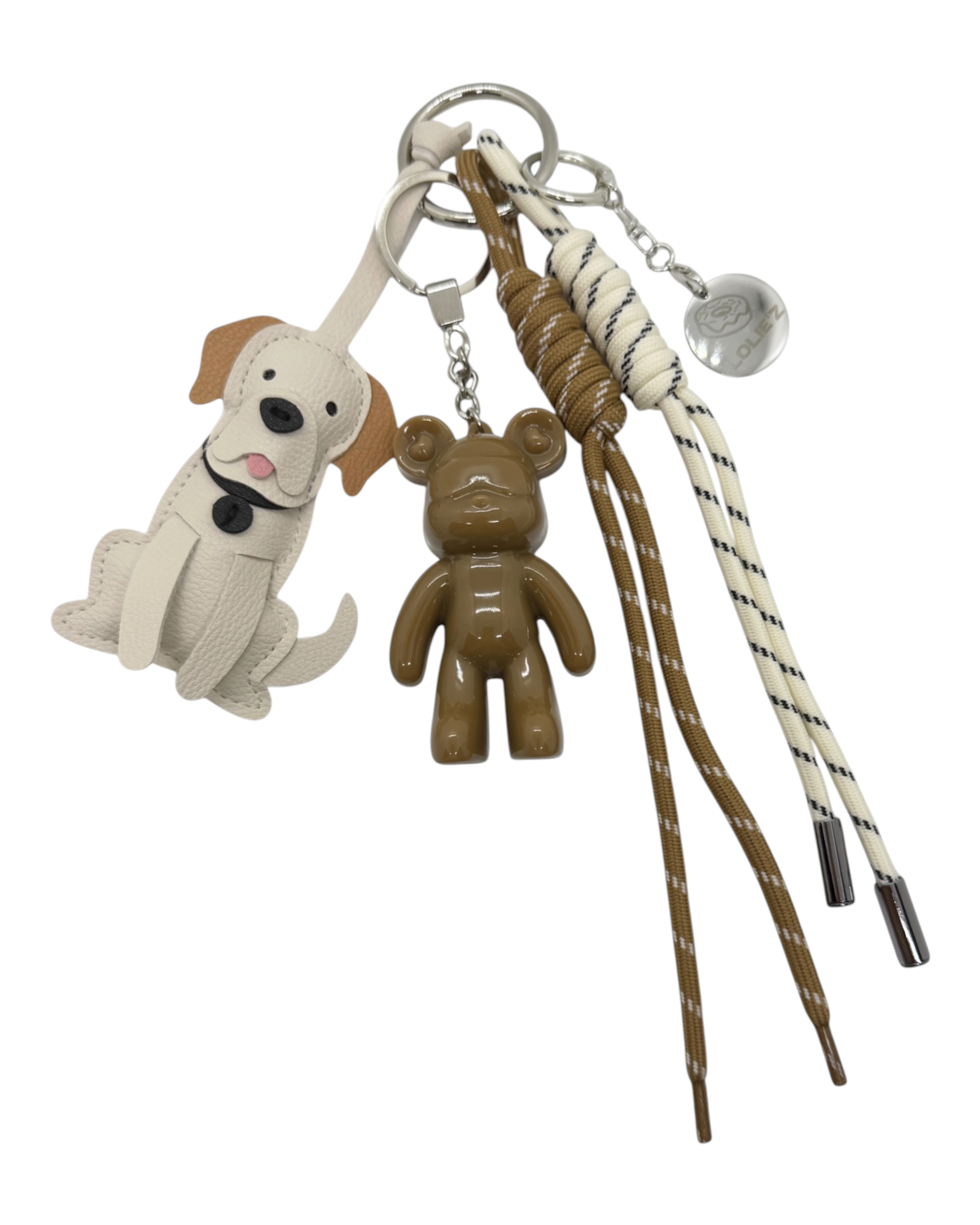Grigri Good Boy avec Teddy’z caramel glossy en résine époxy, petit chien crème, cordons caramel et écru et accessoires assortis.