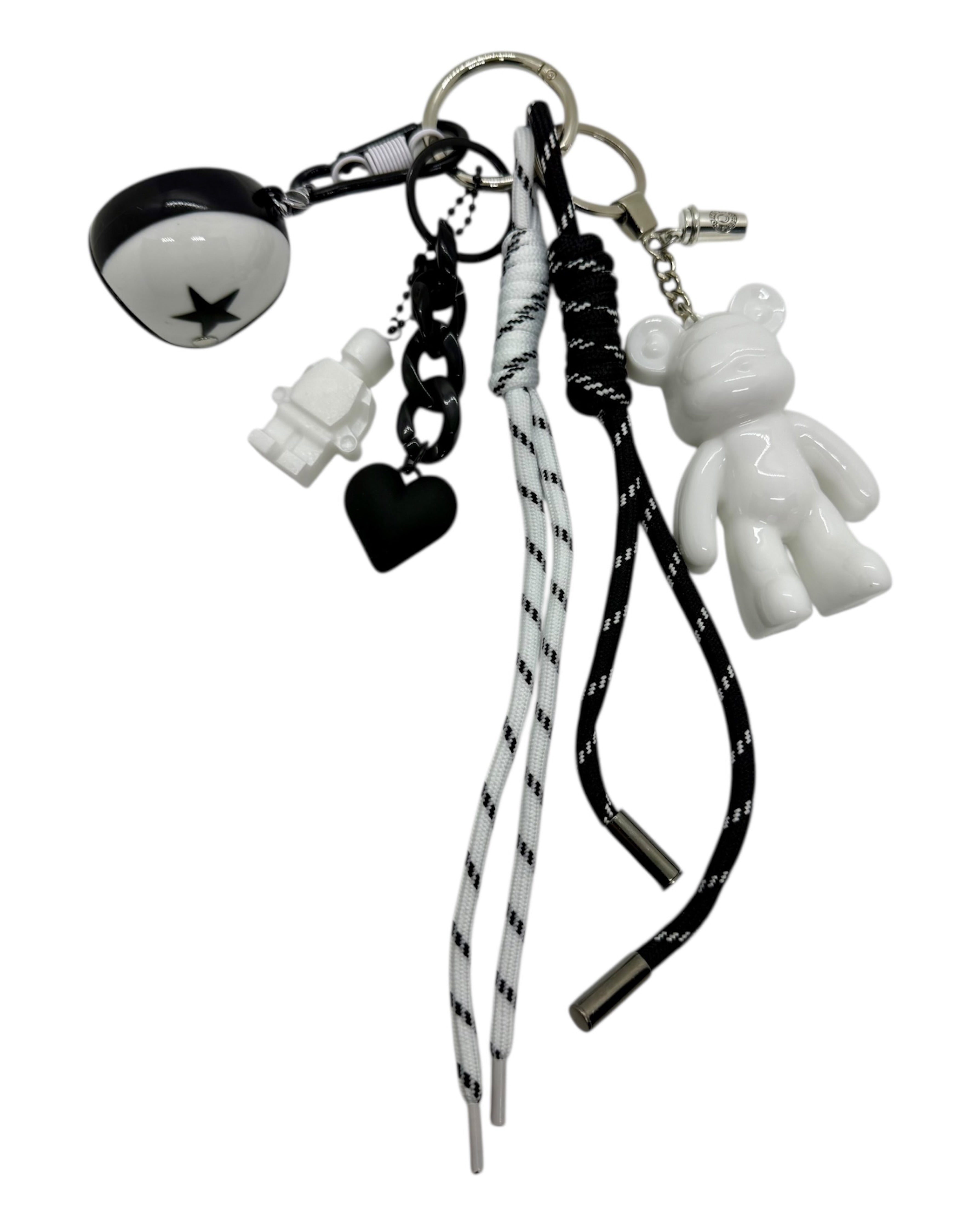 Grigri Black & White fait main avec Teddy’z blanc brillant, cordons noir et blanc, details graphiques et elements decoratifs contrastes.