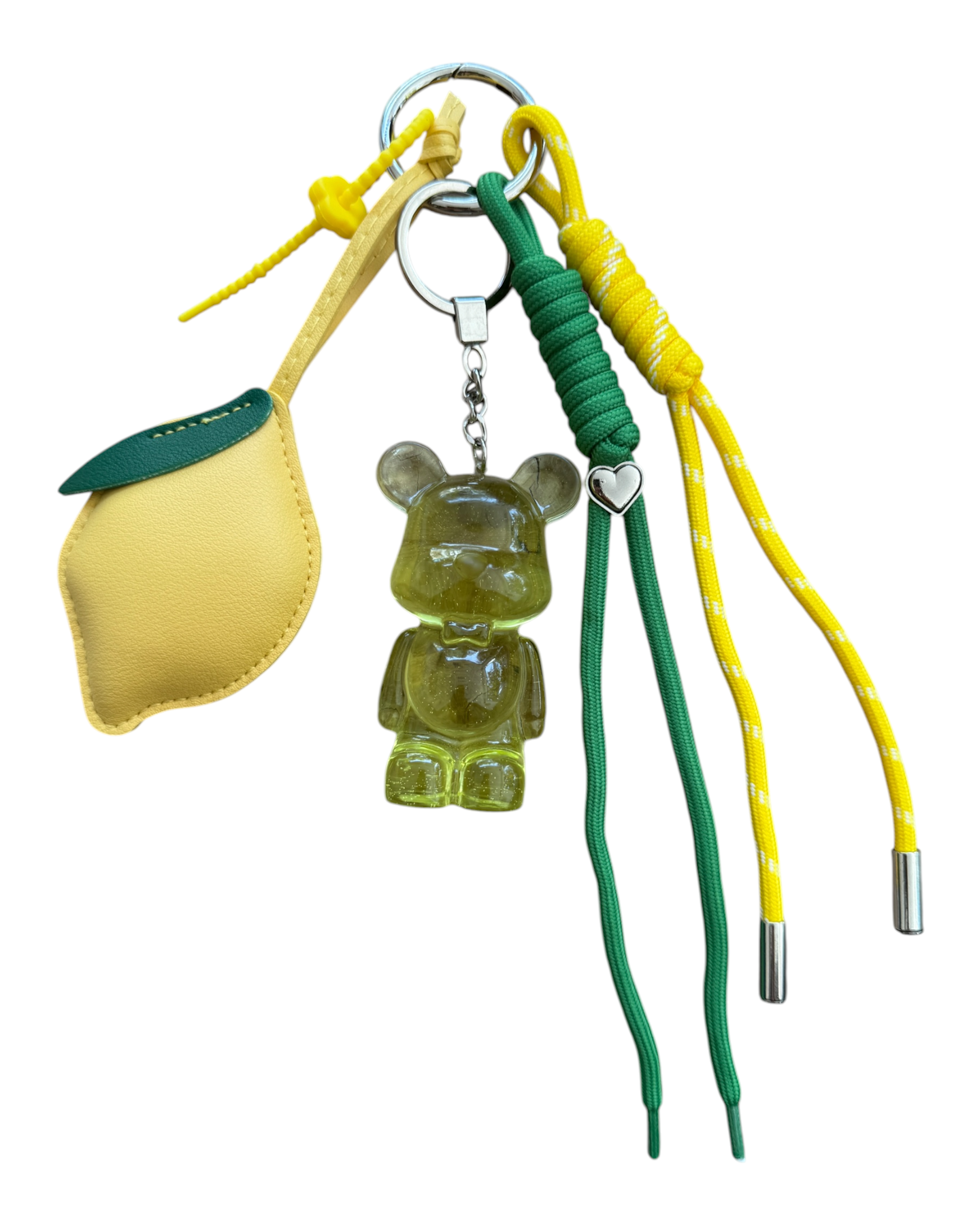Grigri Lemon Green avec Teddy'z vert citron translucide en résine époxy, breloque citron jaune et cordons vert et jaune.
