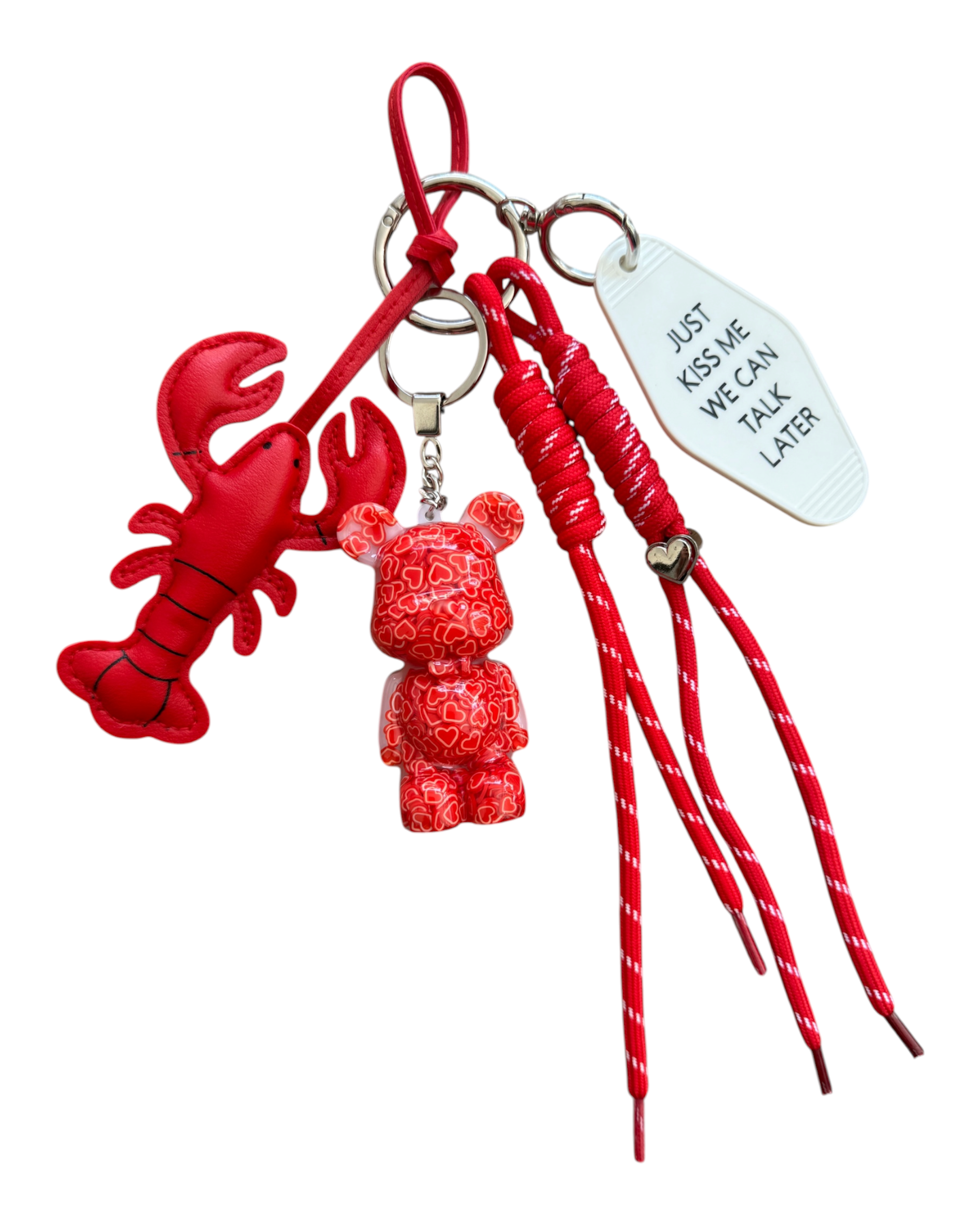 Grigri Lobster Love avec Teddy'z rouge motif cœurs, homard rouge et plaque vintage blanche.
