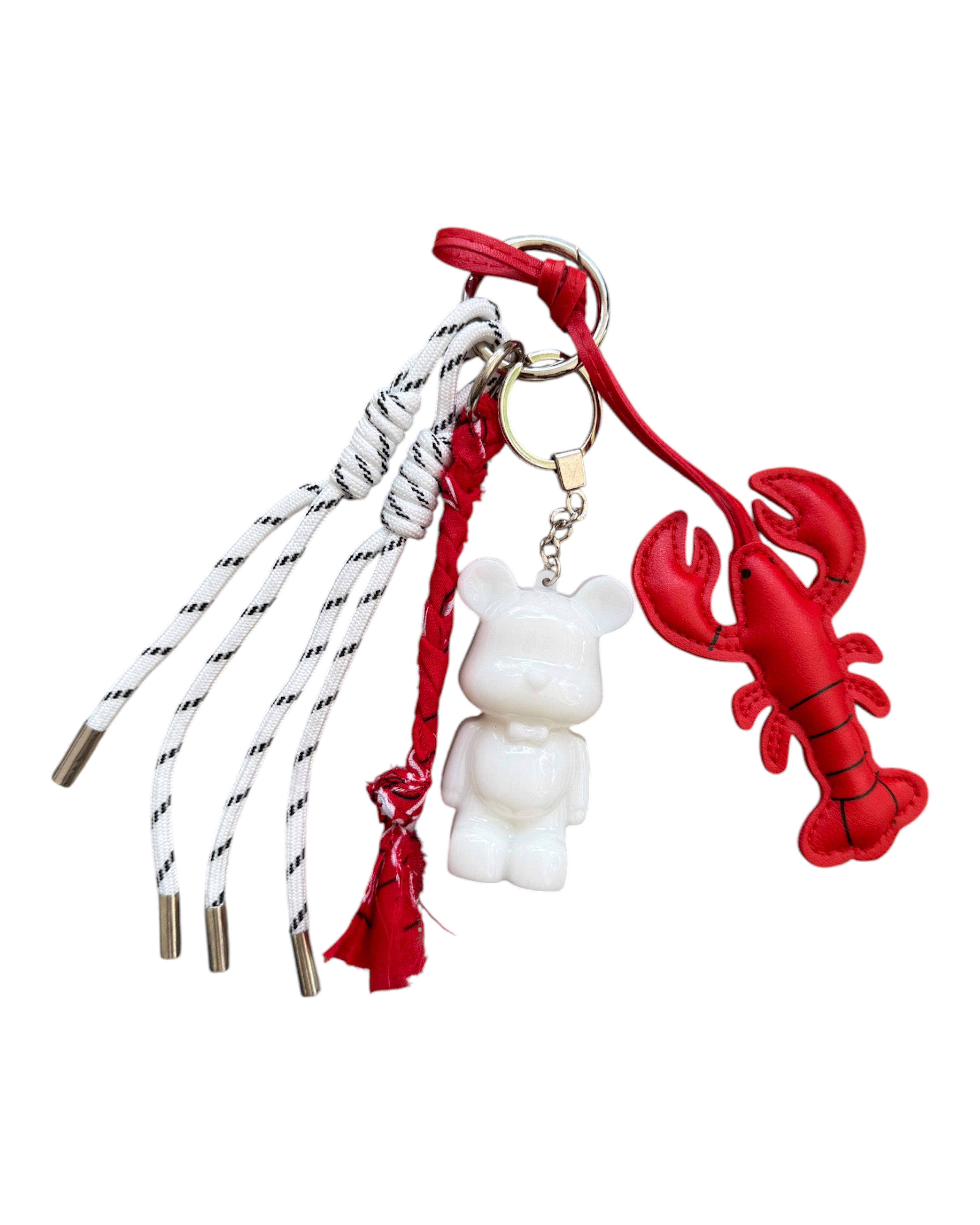 Grigri Lobster White avec Teddy'z blanc nacré en résine époxy, homard rouge et cordons marins blanc et noir.
