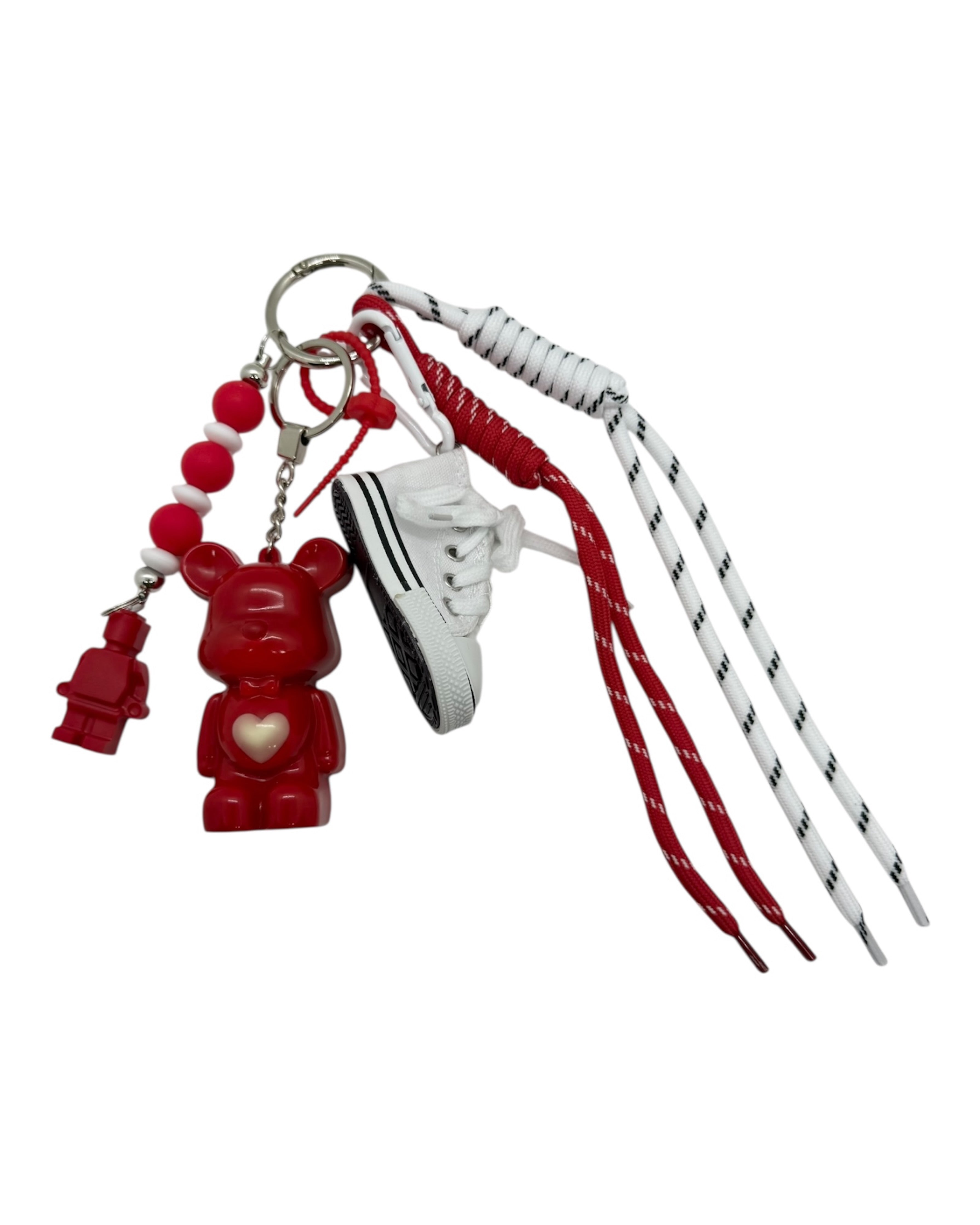 Grigri Love Kicks fait main au style love et street avec Teddy’z rouge brillant et details sneakers, accessoire decoratif unique a accrocher partout.