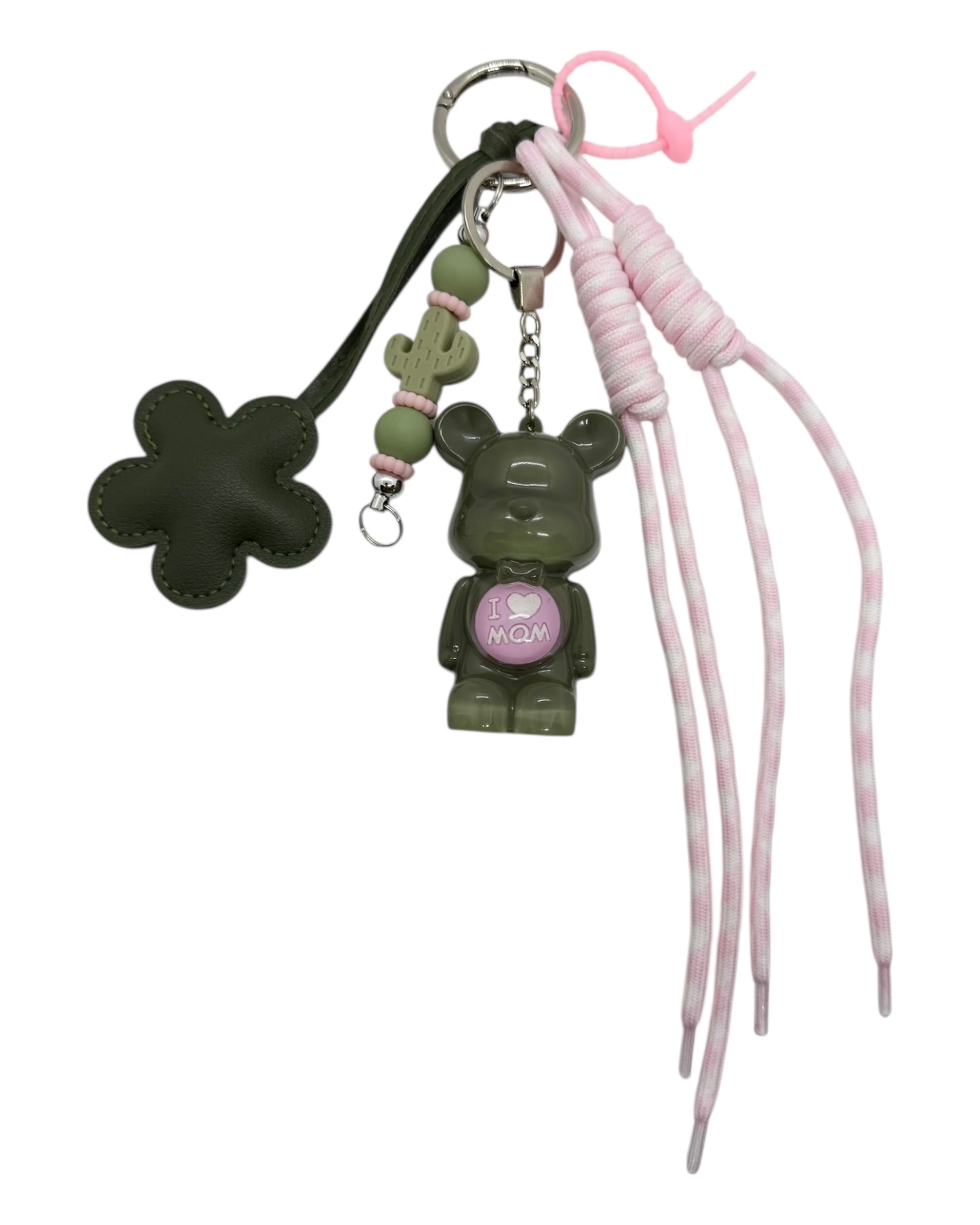 Grigri Love you Mom fait main avec Teddy’z vert brillant, details rose et accessoires decoratifs aux tons doux, piece unique a accrocher partout.