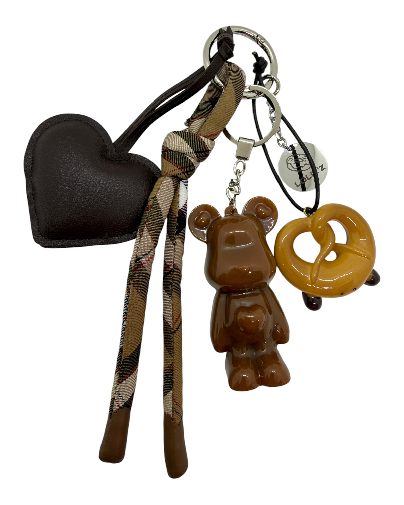 Grigri de sac Marley Crazy Pretzel en résine époxy avec breloque bretzel, cœur chocolat et long ruban à carreaux.