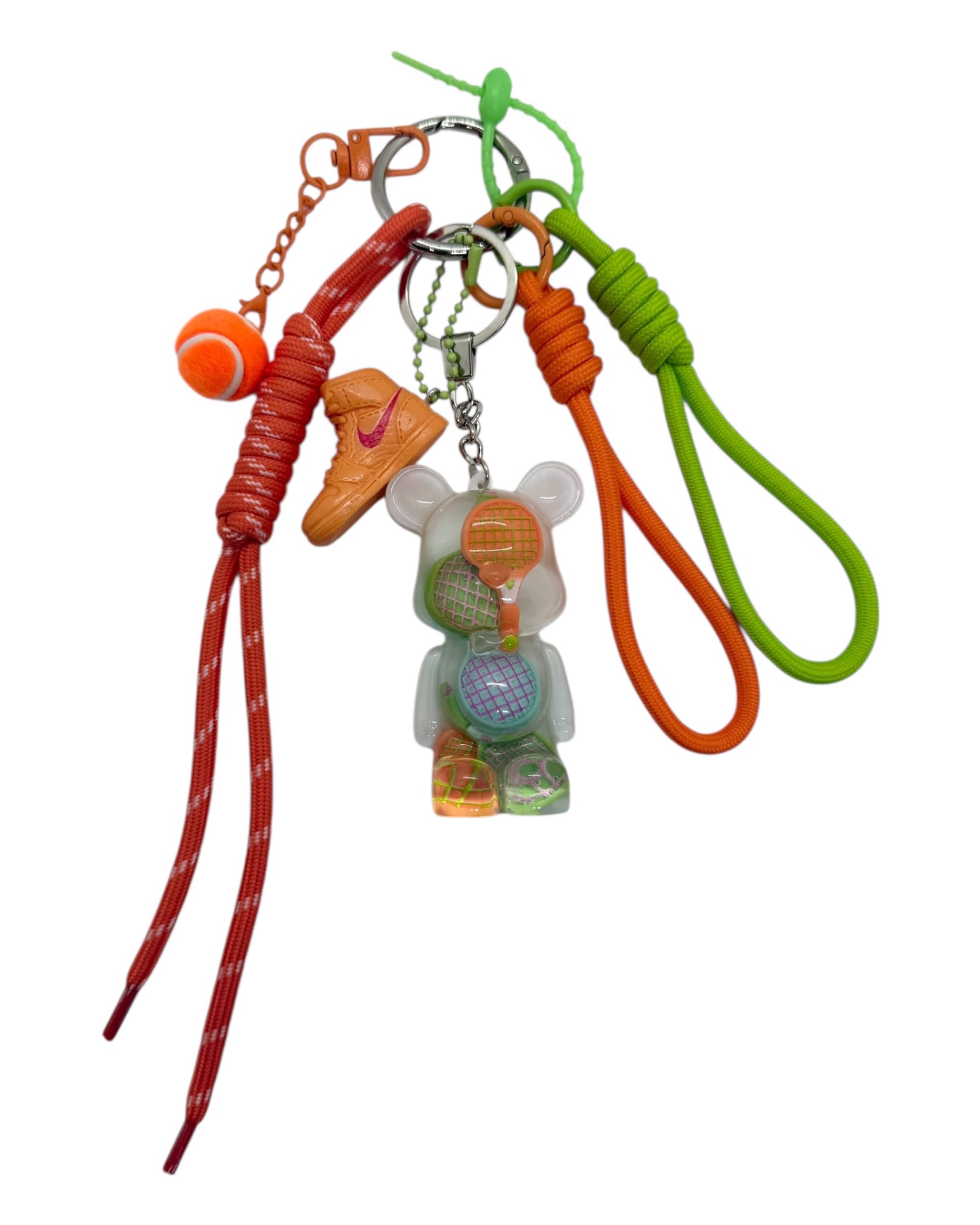 Grigri Match Point fait main au style sport et pop avec Teddy’z brillant et details colores, accessoire decoratif unique a accrocher partout.