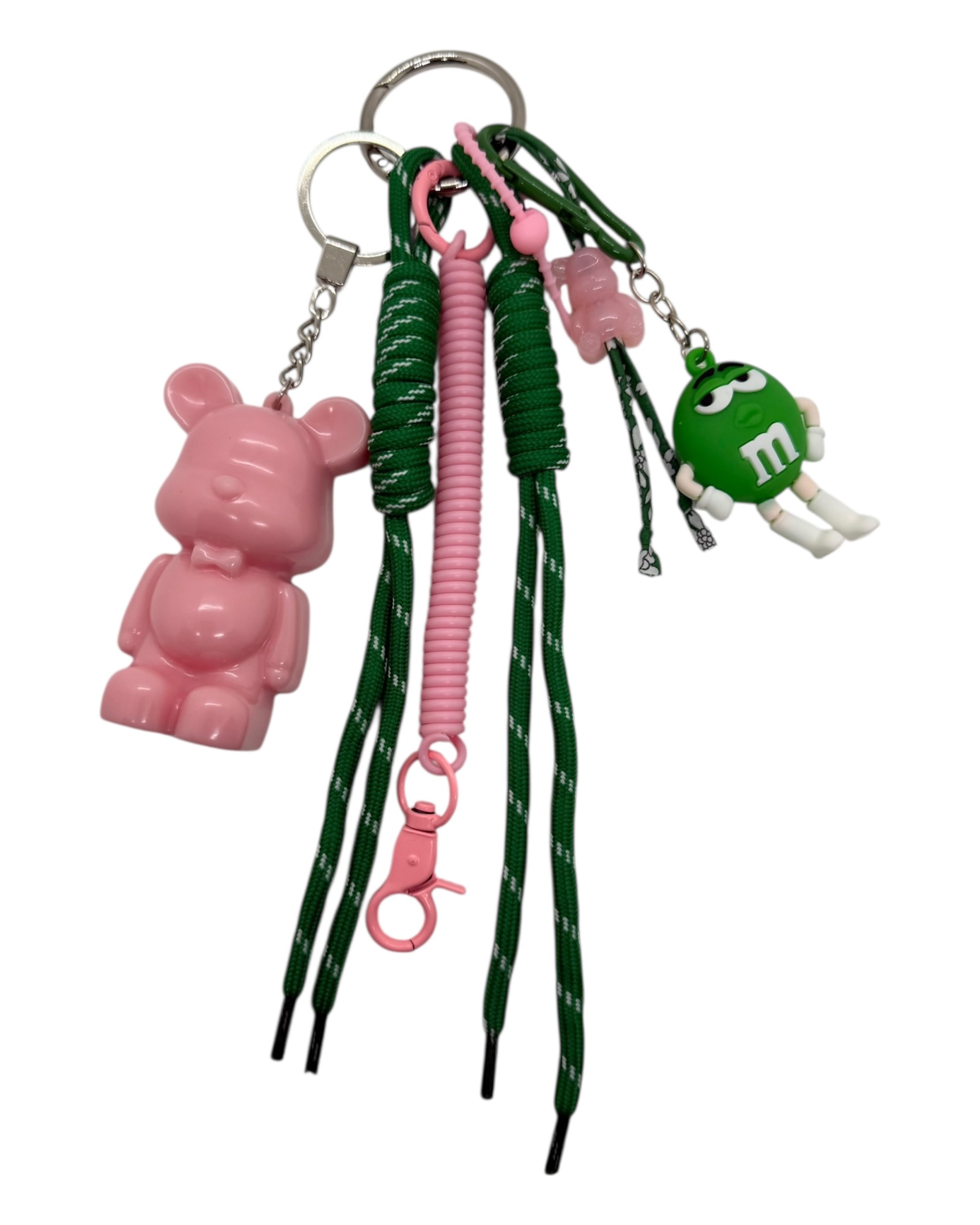 Grigri Pink Lady fait main au style pop et girly avec Teddy’z rose brillant, accessoire decoratif unique a accrocher partout.