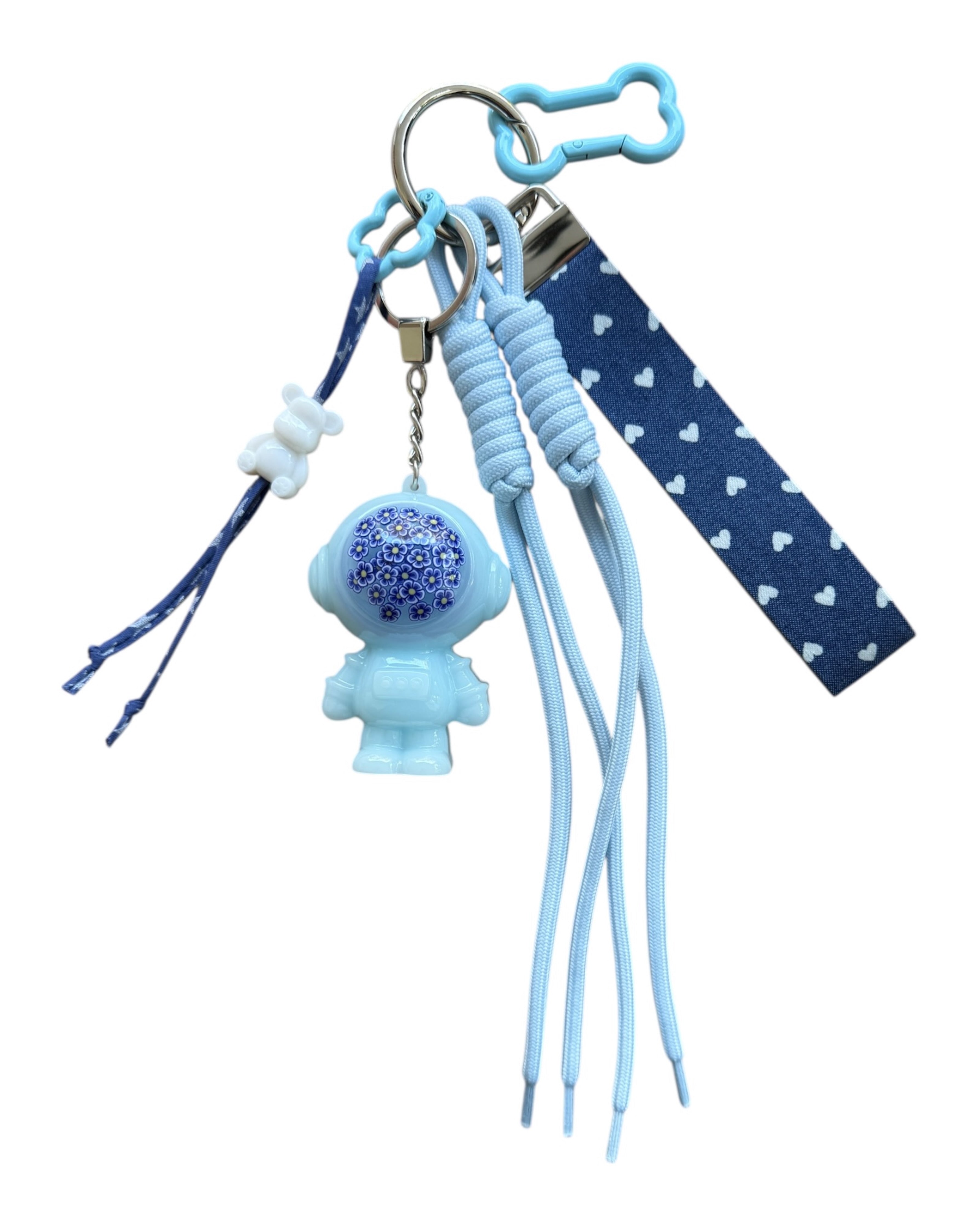 Grigri Andy Blue Romance en résine époxy bleu avec détails floraux et cordons bleu clair, fait main.