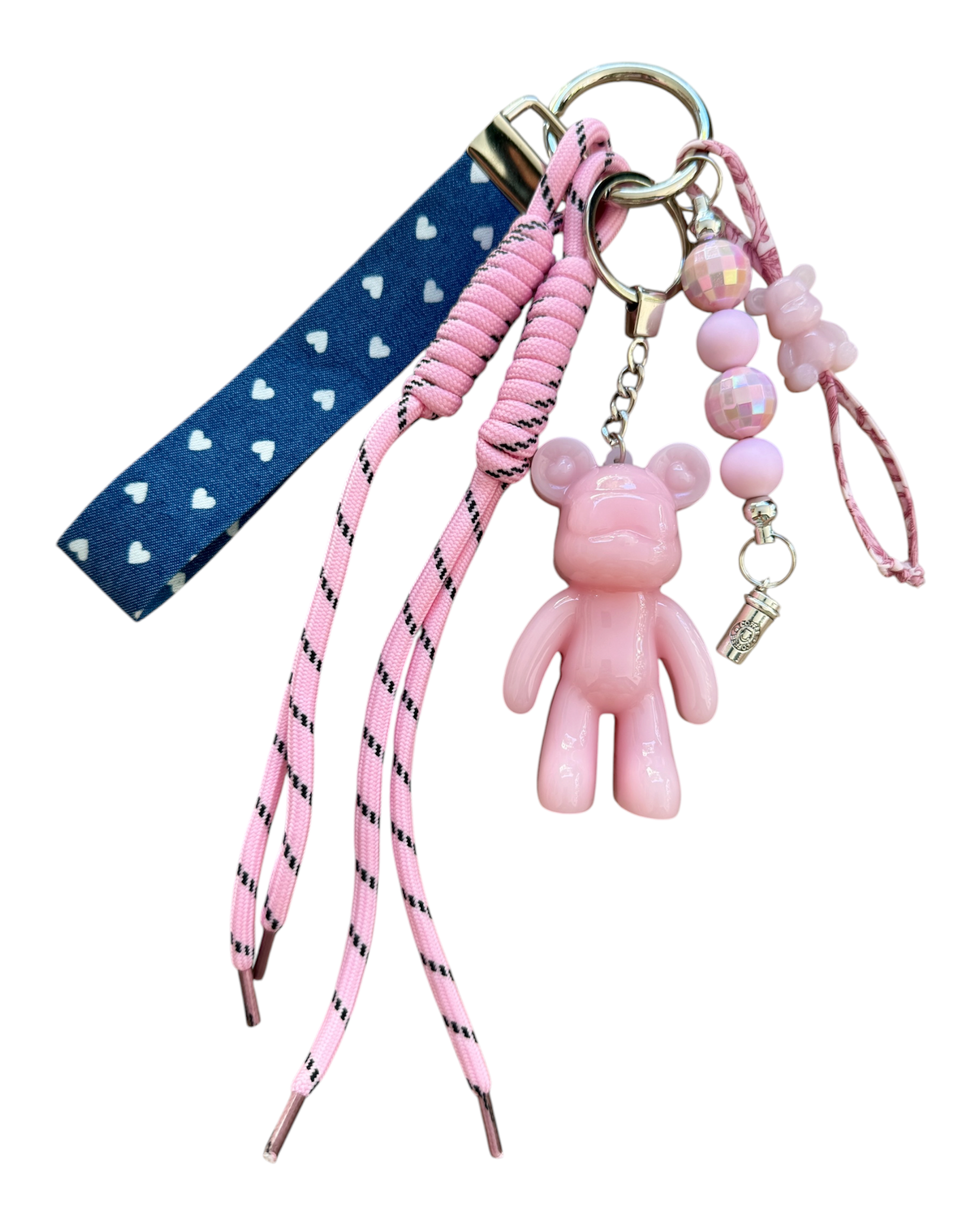 Grigri Urban Ted fait main au style girly, plein de caractère et de bonne humeur.
Accessoire artisanal Urban Ted rose aux détails malicieux et à la vibe fun assumée.