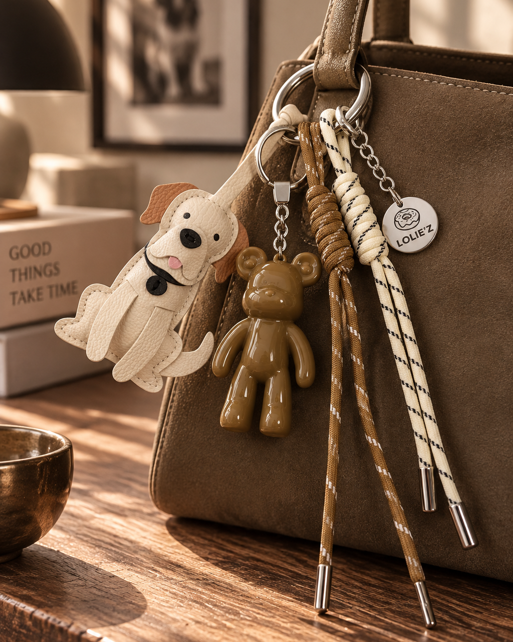Grigri de sac Lolie’z aux tons beige et camel avec Teddy’z en résine époxy, breloque chien et cordons crème et marron, assemblé à la main en France.