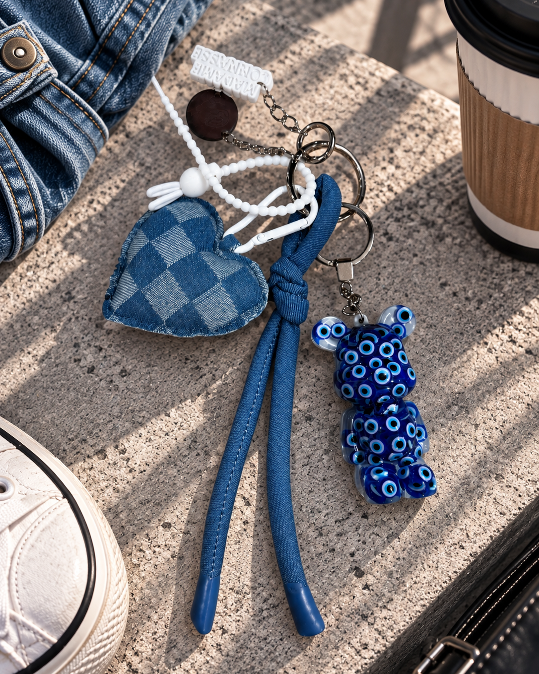 Grigri de sac Denim Voodoo avec Teddy à motifs œil protecteur, cœur en denim, perles, liens et breloques