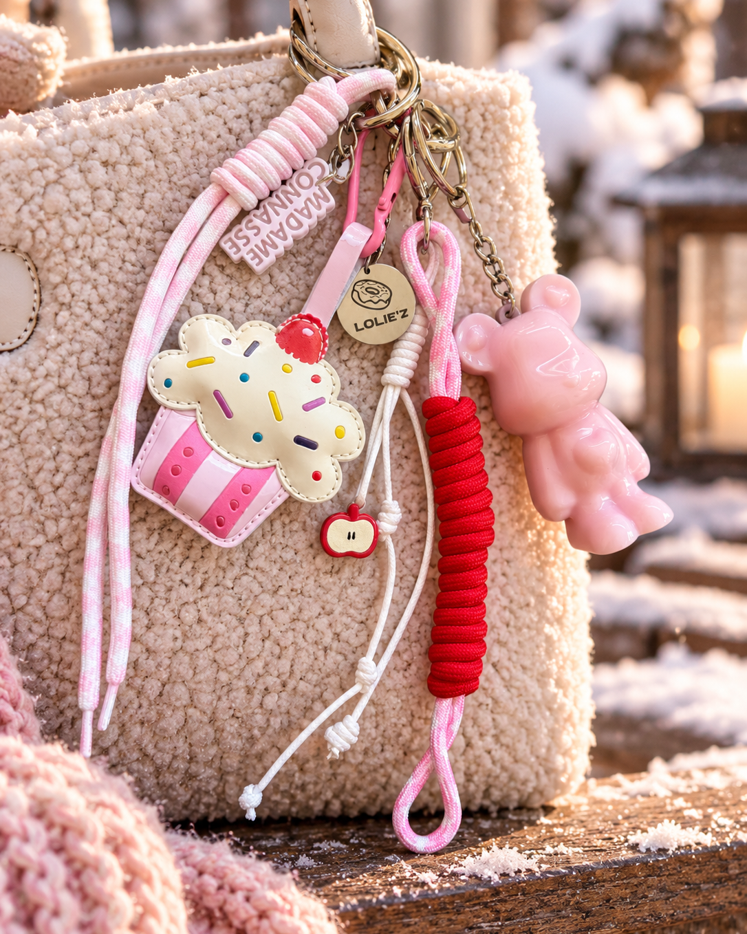 Grigri de sac Marley Miss Cupcake avec ourson rose glossy en résine époxy, breloque cupcake, petite pomme, cordons roses et rouges et médaille Lolie'z.