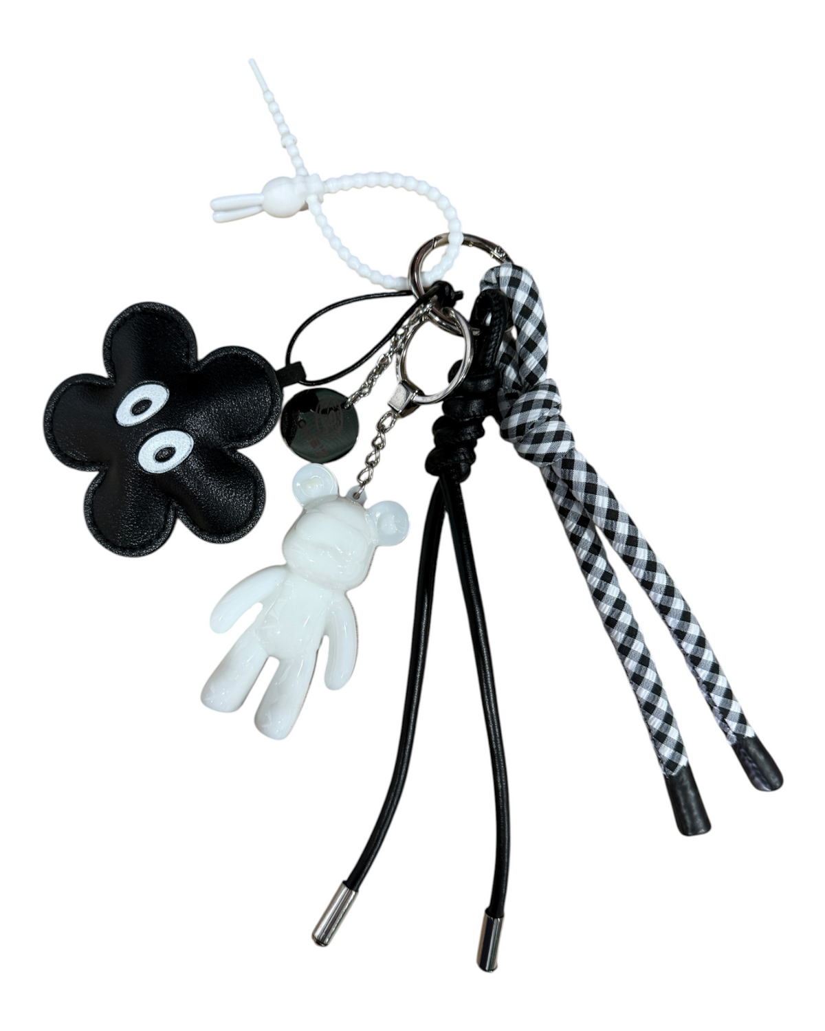 Urban Ted Black Betty accroché à un sac noir, grigri artisanal noir et blanc avec Teddy’z et accessoires graphiques