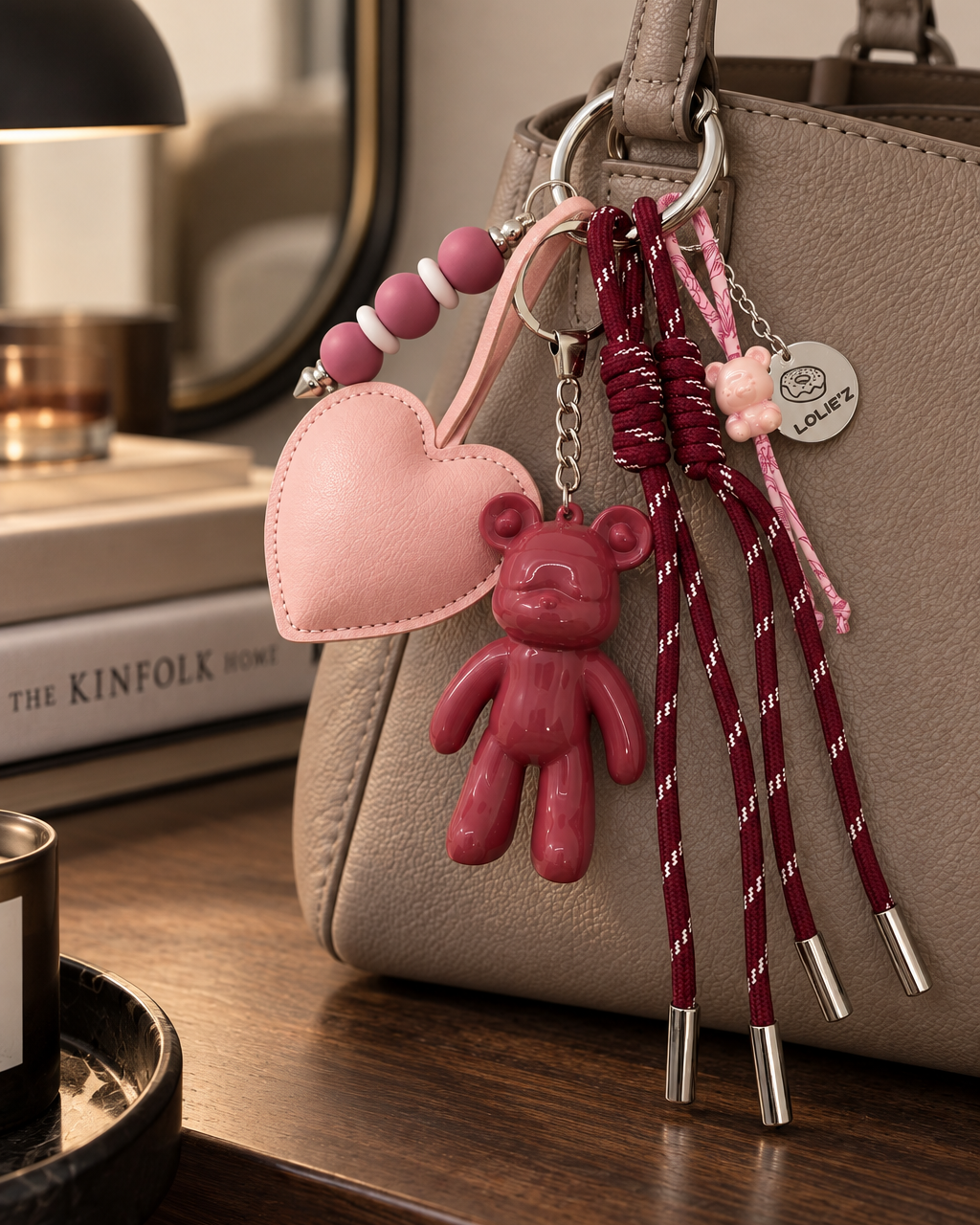 Grigri de sac Lolie’z rose avec Teddy’z en résine époxy, grand cœur rose, cordons bordeaux, perles et petite breloque ours, assemblé à la main en France.