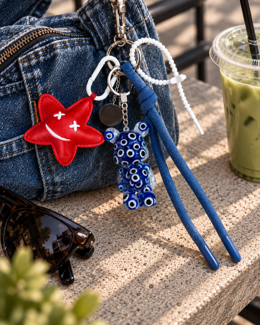 Grigri de sac Whatever avec Teddy à motifs œil protecteur, étoile souriante, liens en denim et accessoires blancs