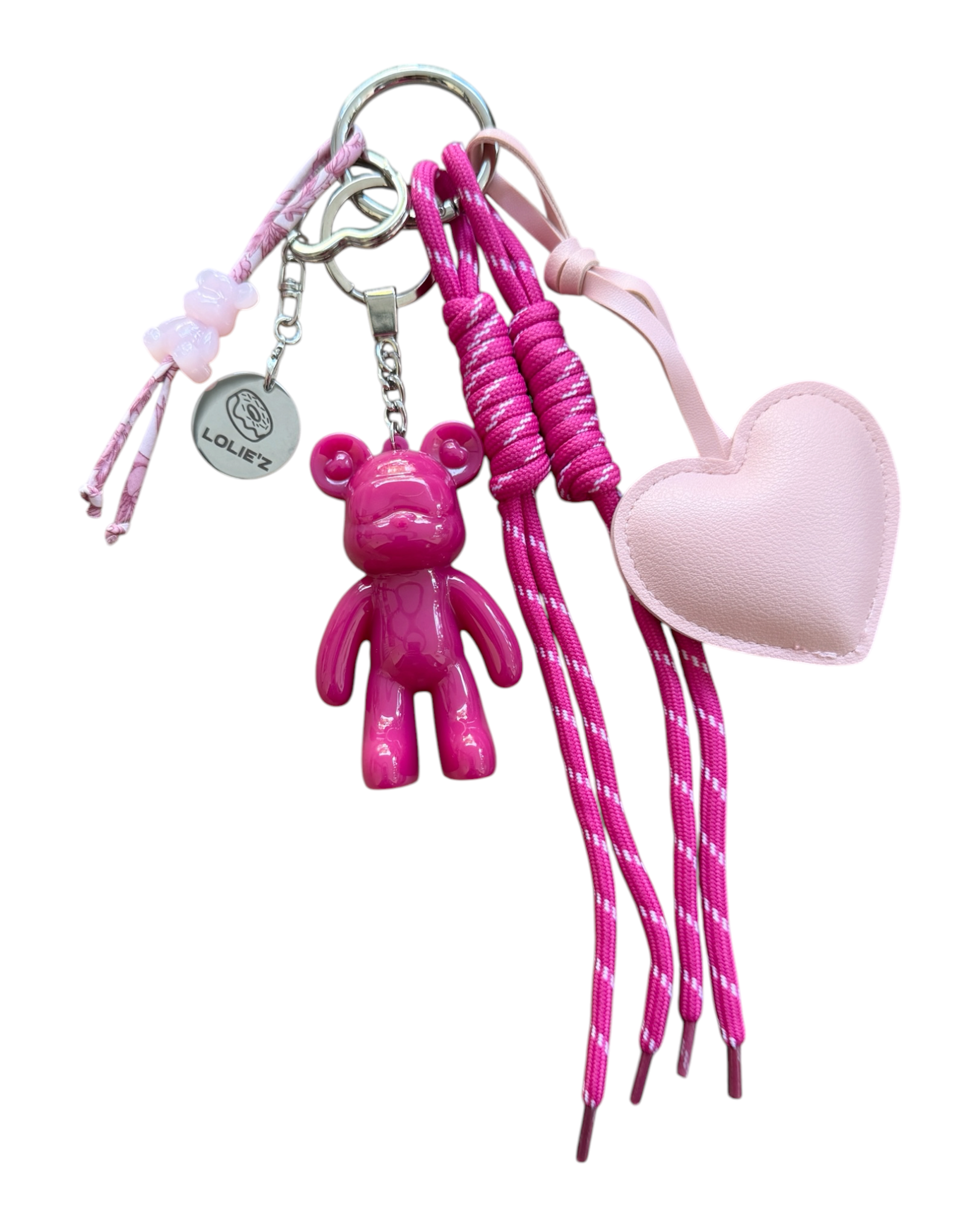 Grigri Teddy’z Pink Lady en résine époxy rose fuchsia ultra glossy avec cœur, cordon rose et médaille Lolie’z gravée, entièrement fabriqué à la main.