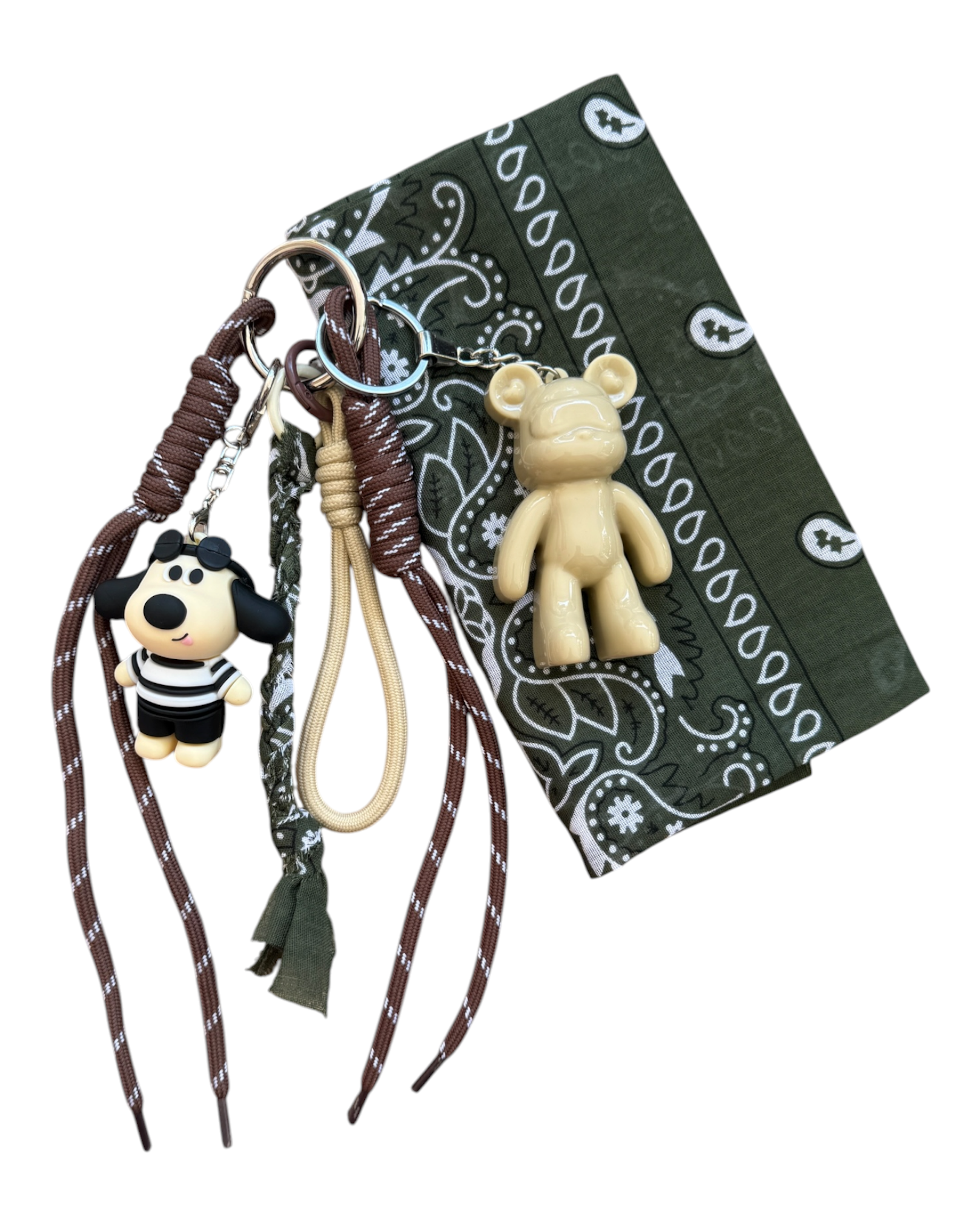 Grigri Bandana Kaki avec Teddy'z couleur sable, breloque personnage à lunettes, cordons kaki et chocolat et bandana assorti offert.