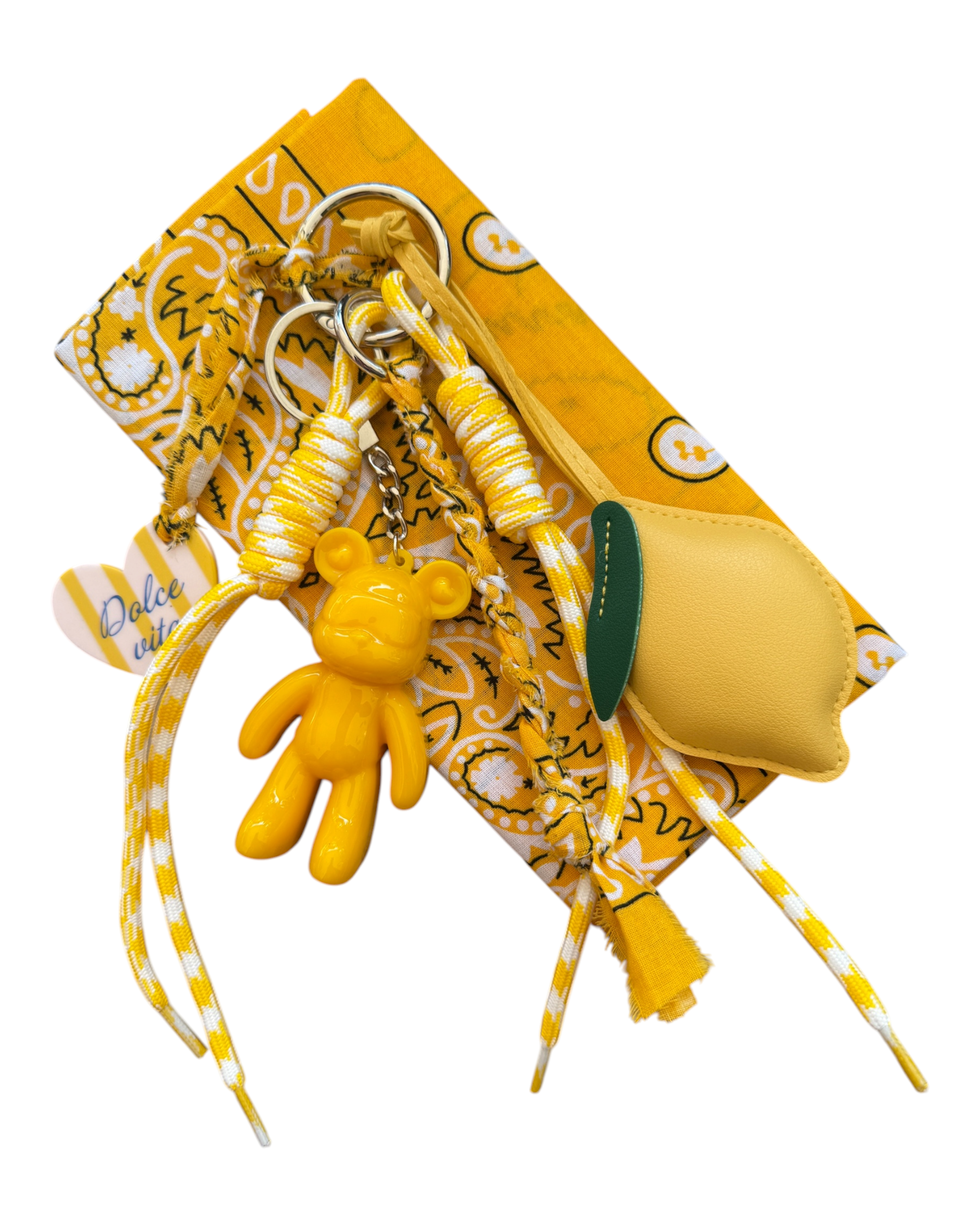Grigri Bandana Yellow avec Teddy'z jaune en résine époxy, breloque citron, cordons jaune et blanc et bandana assorti offert.