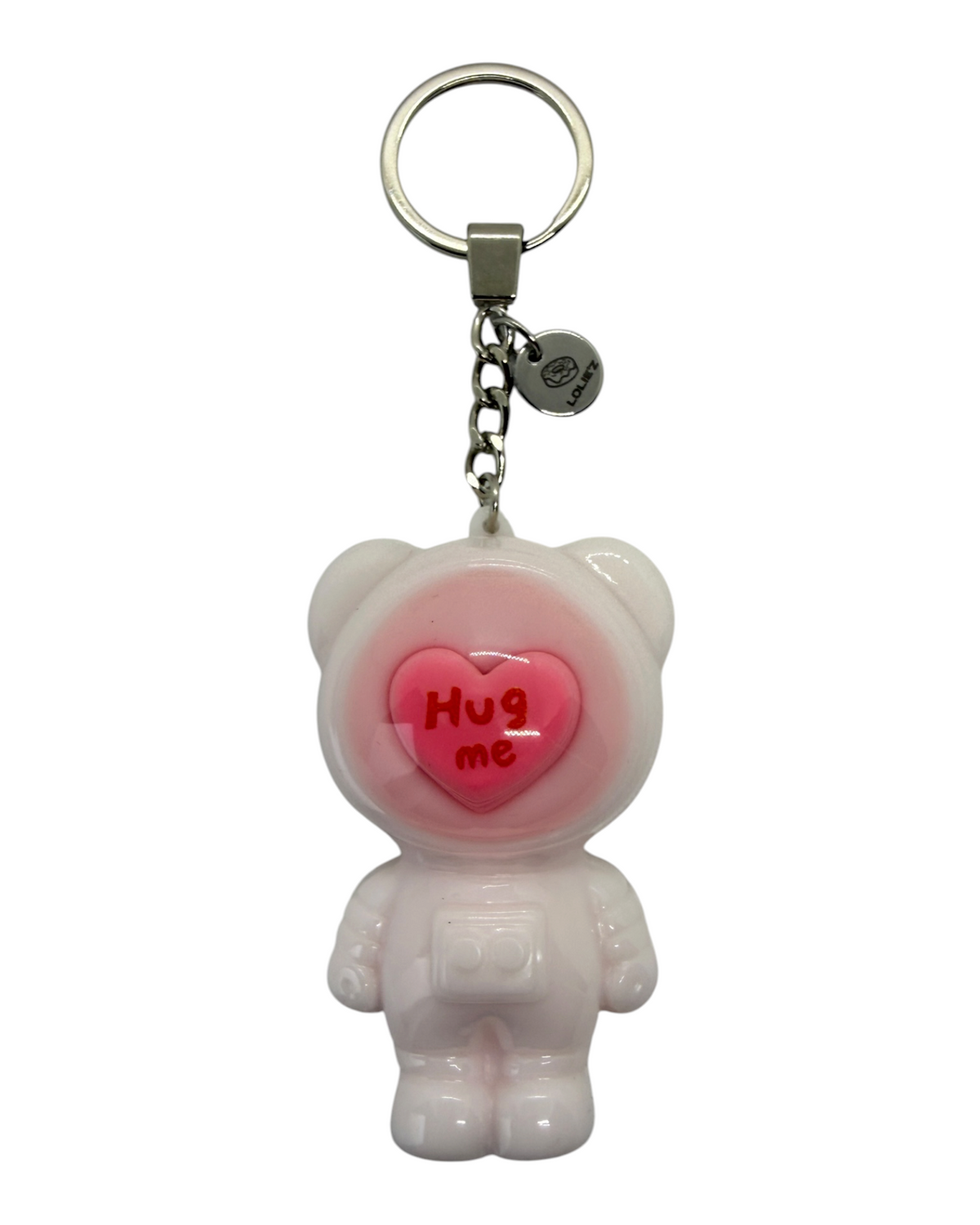 Porte-clés Izzy Hug Me de Lolie’z, petit Astro Bear fabriqué à la main en résine époxy avec détails décoratifs et médaille logo gravée.
