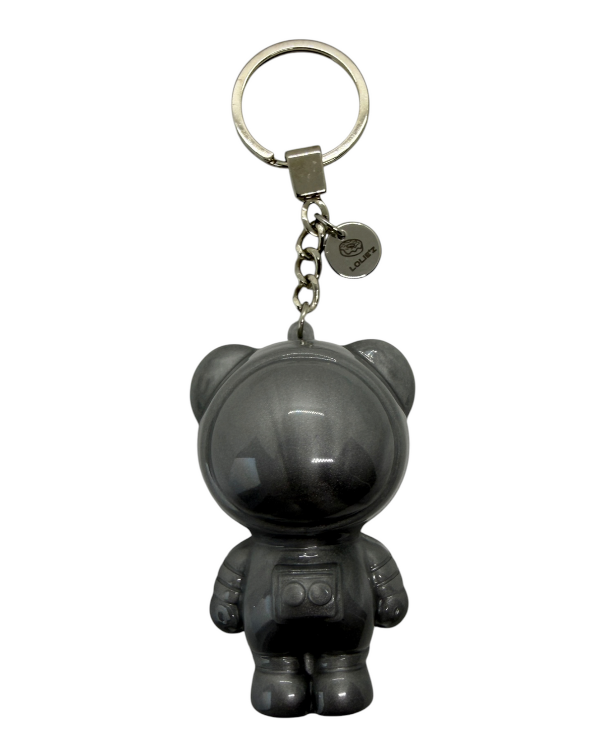 Porte-clés Izzy Shadow Moon de Lolie’z, ours astronaute fait main en résine époxy gris fumé avec détails métallisés et médaille gravée.