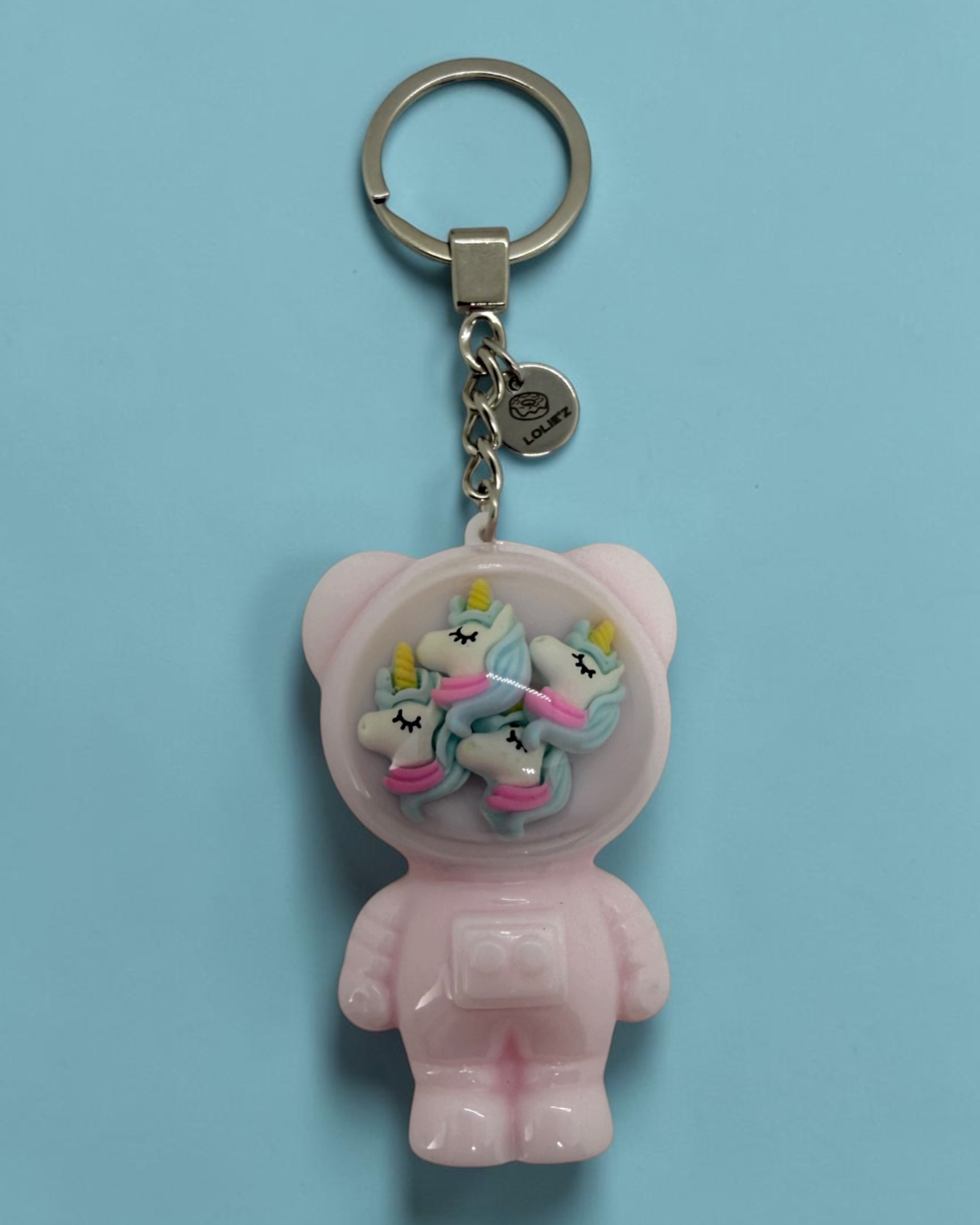Izzy Cotton Wish, porte-clés Astro Bear rose en résine époxy fait main avec petites licornes pastel dans son casque.