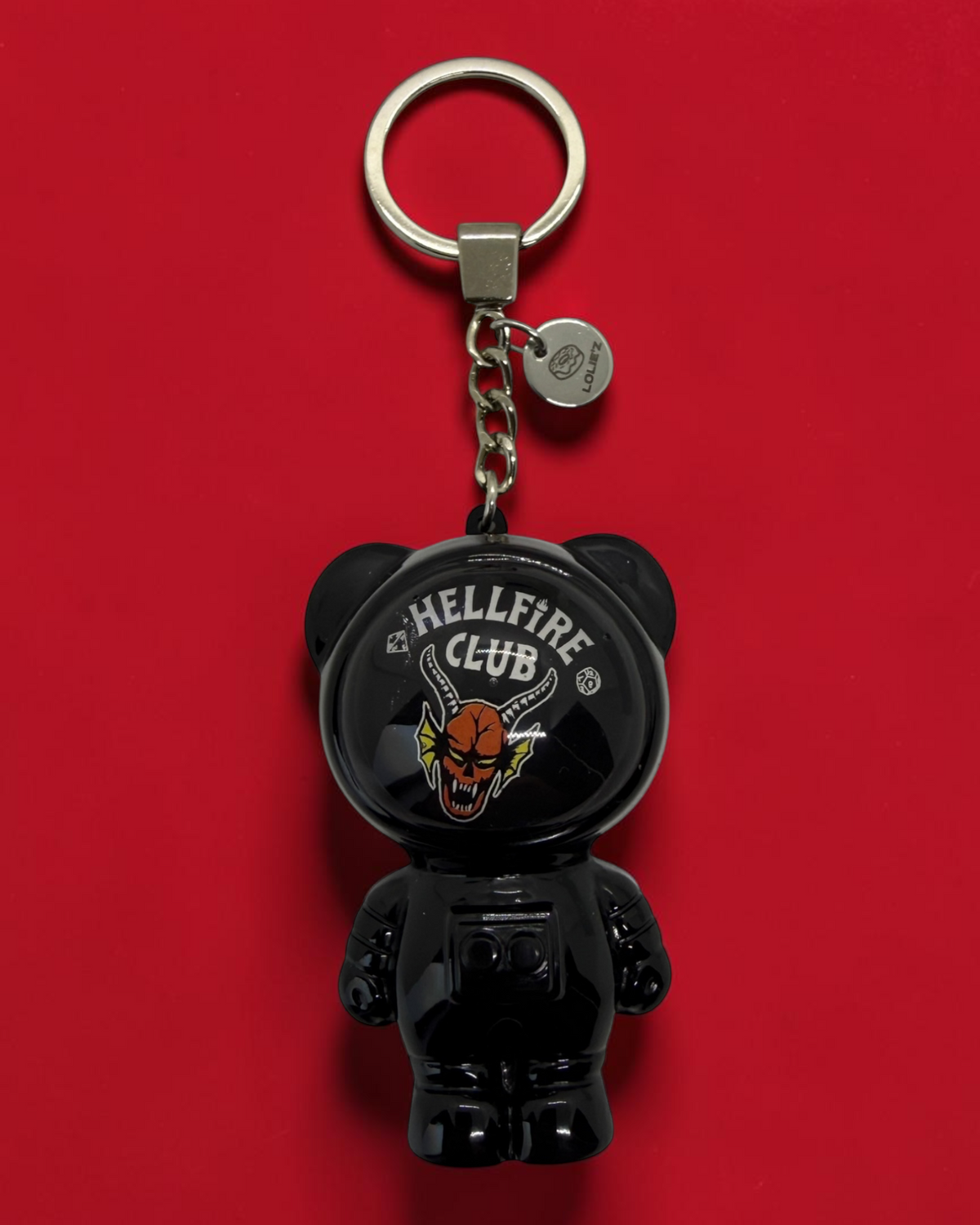 Izzy Dusty, porte-clés Astro Bear noir en résine époxy fait main représentant un petit ours astronaute dans son casque.