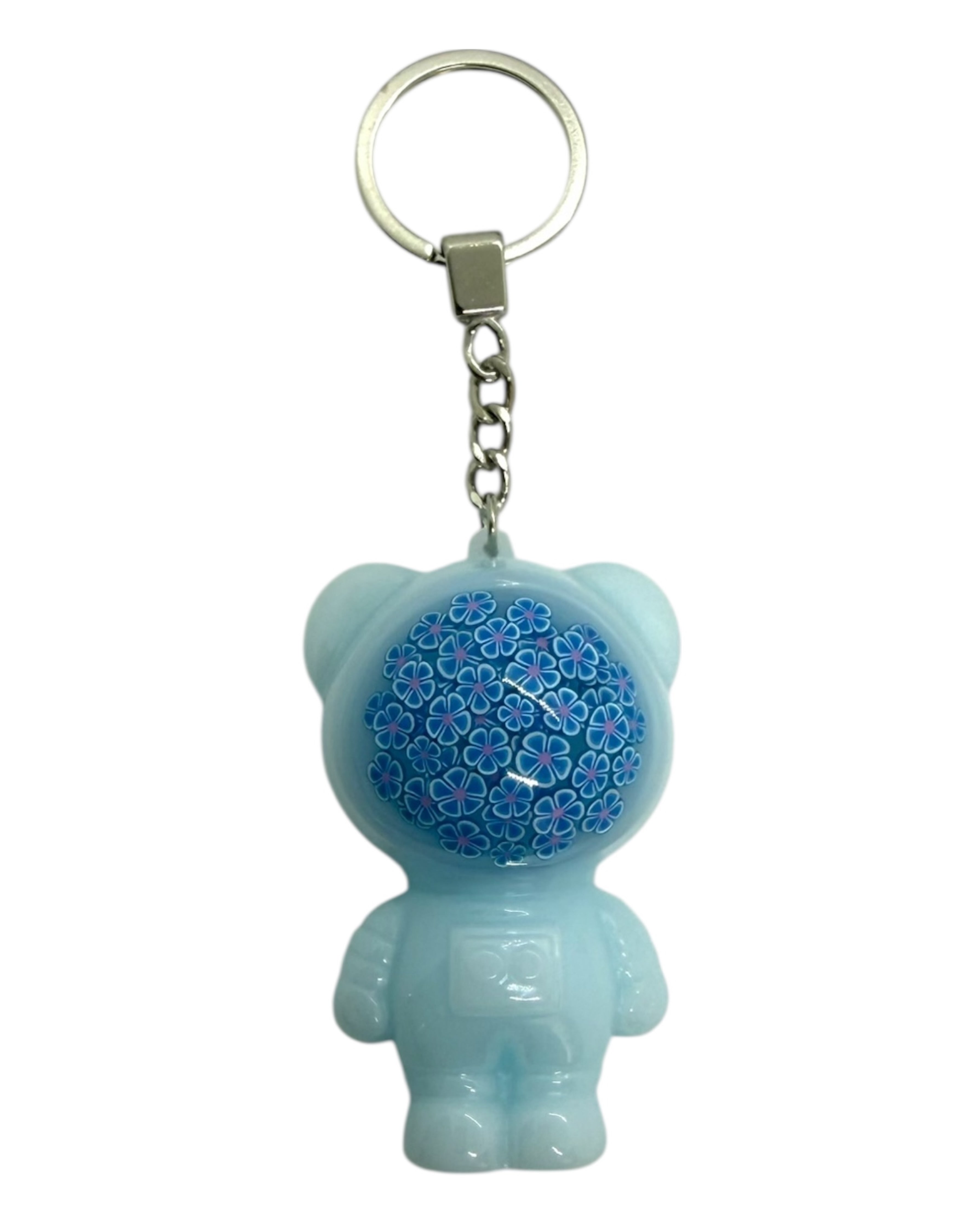 Izzy High Society suspendu à un trousseau, un astro bear raffiné évoquant une élégance inspirée de l’univers Bridgerton.