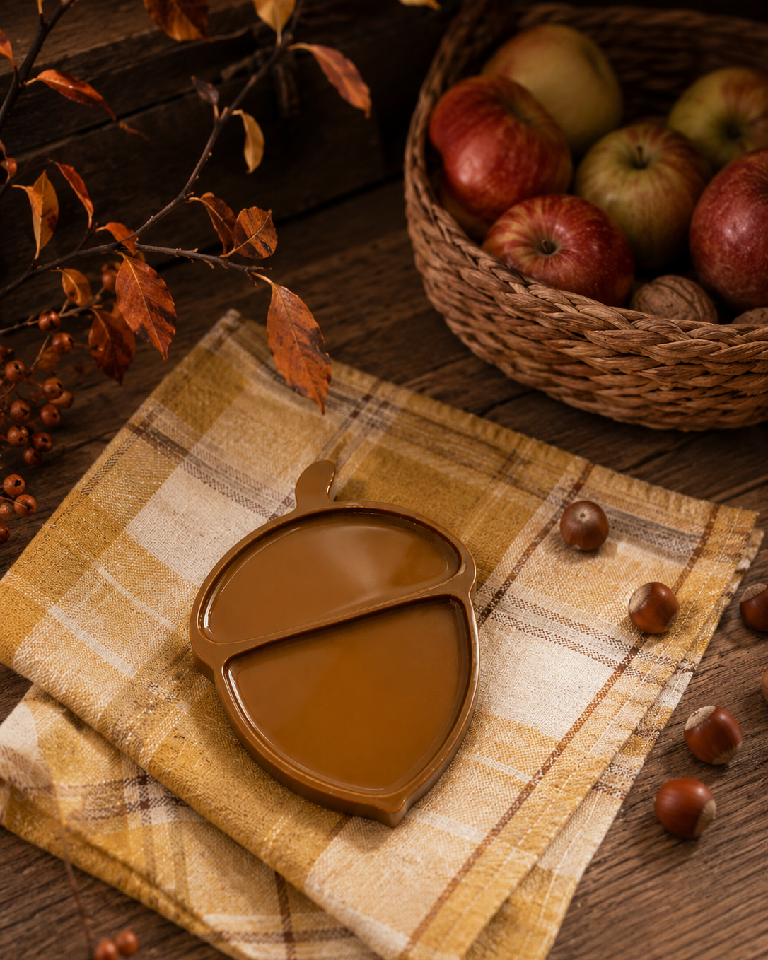 Little Acorn, vide-poche gland en résine époxy caramel mis en scène dans une décoration d’automne
