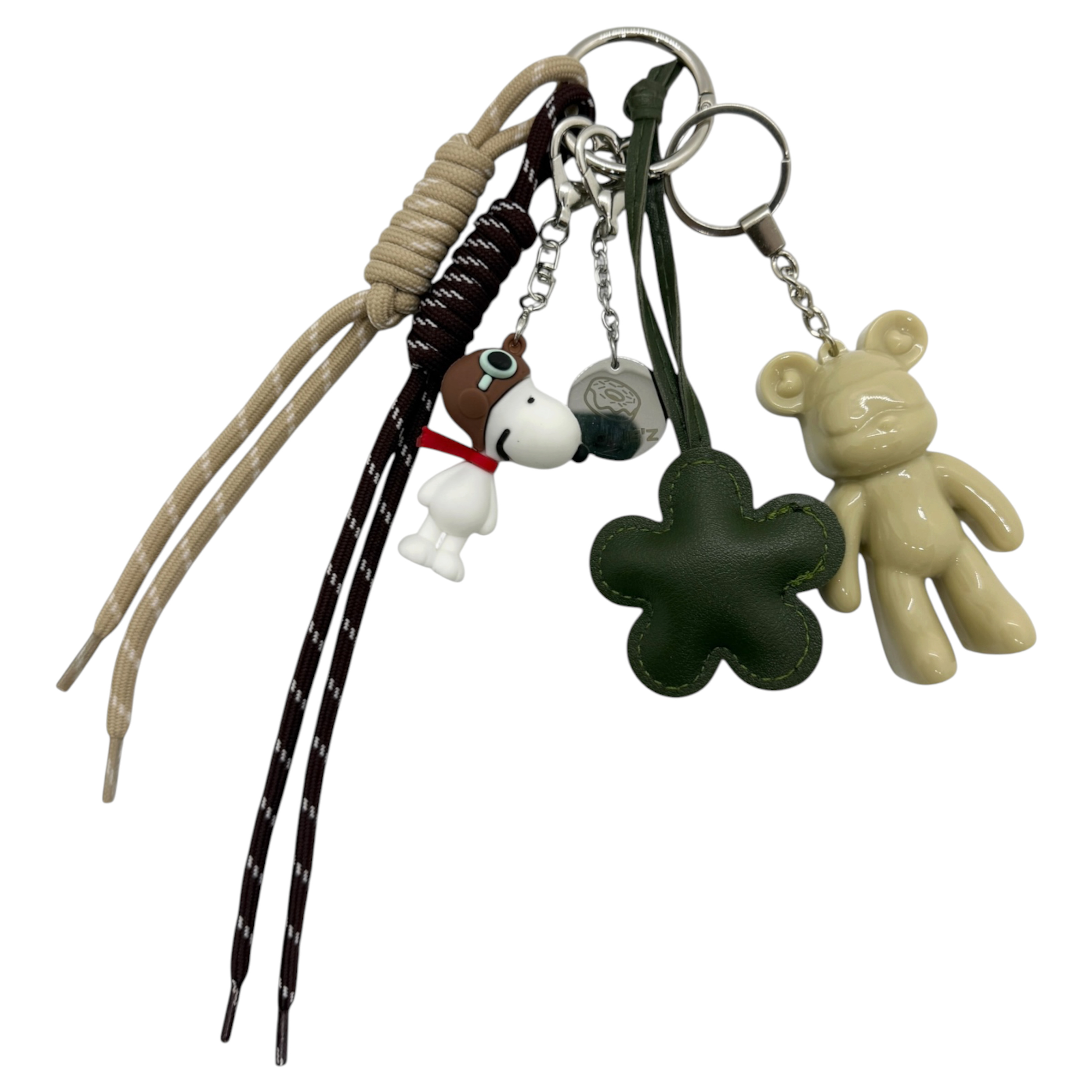 Grigri Little Explorer avec Teddy’z beige glossy en résine époxy, fleur vert foncé, petit chien aviateur et cordons sable et chocolat.