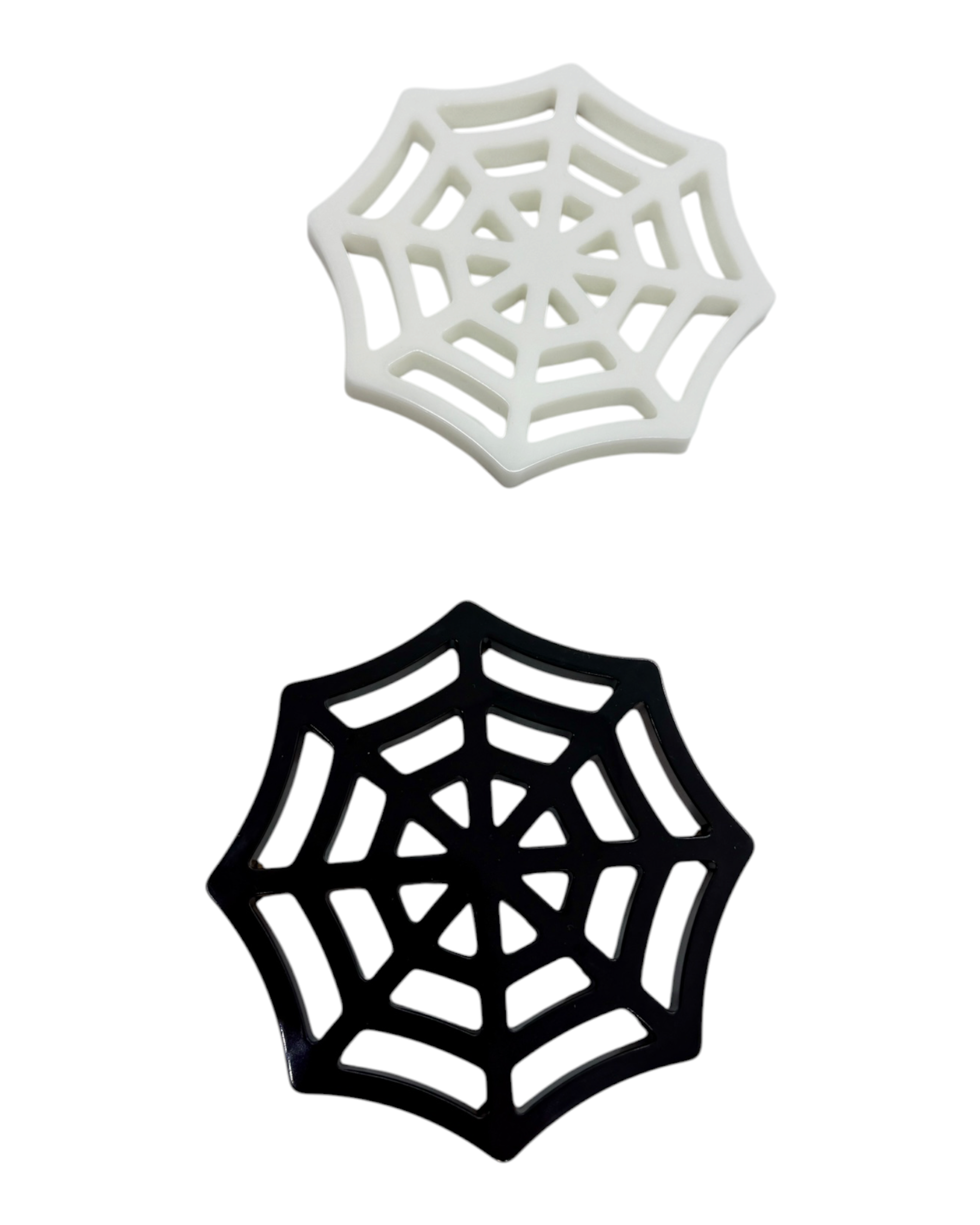 Deux dessous de verre en forme de toile d’araignée, un noir et un blanc, fabriqués à la main en résine époxy pour Halloween.