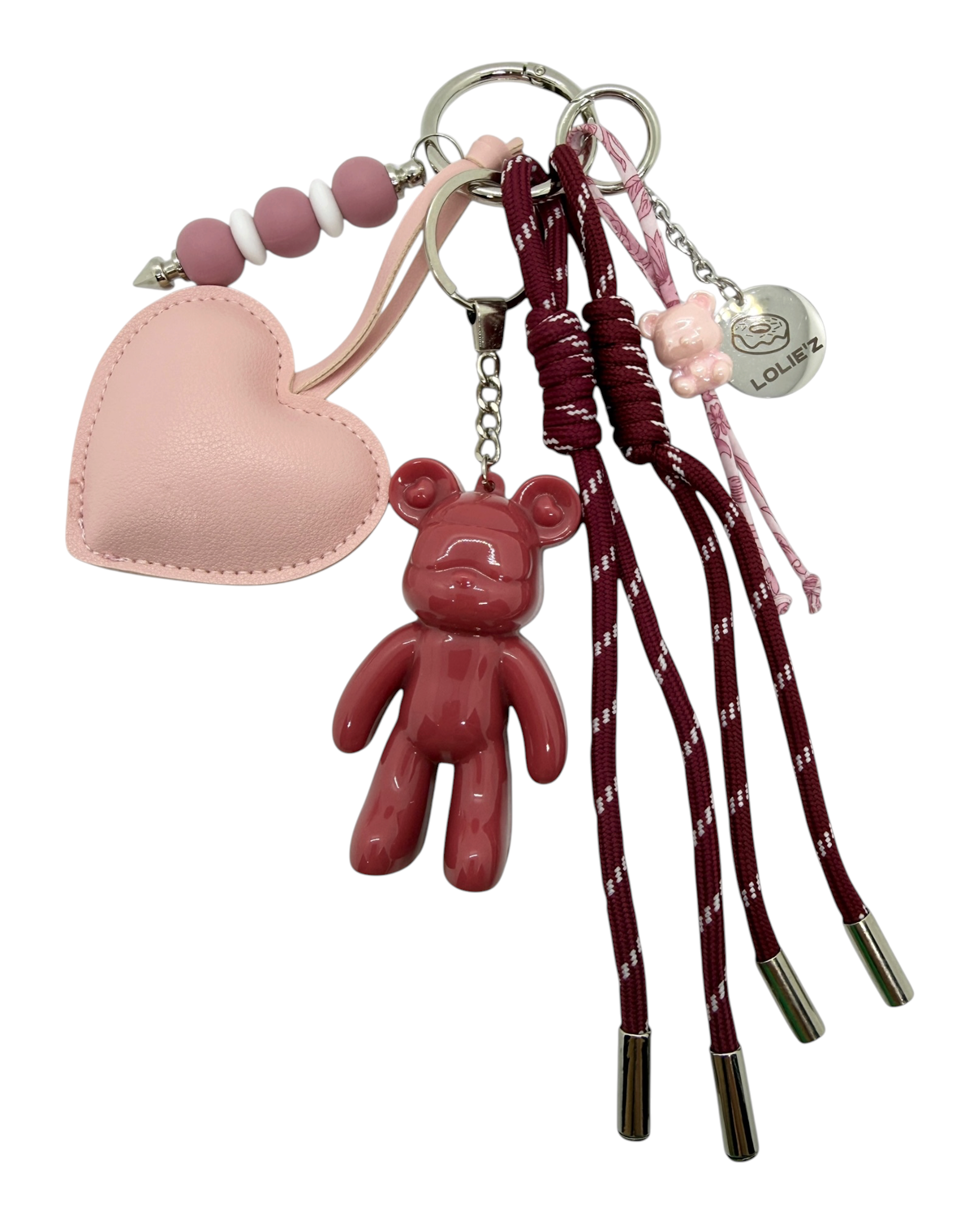 Grigri Love Actually avec Teddy’z vieux rose glossy en résine époxy, grand cœur rose poudré, cordons bordeaux et accessoires assortis.