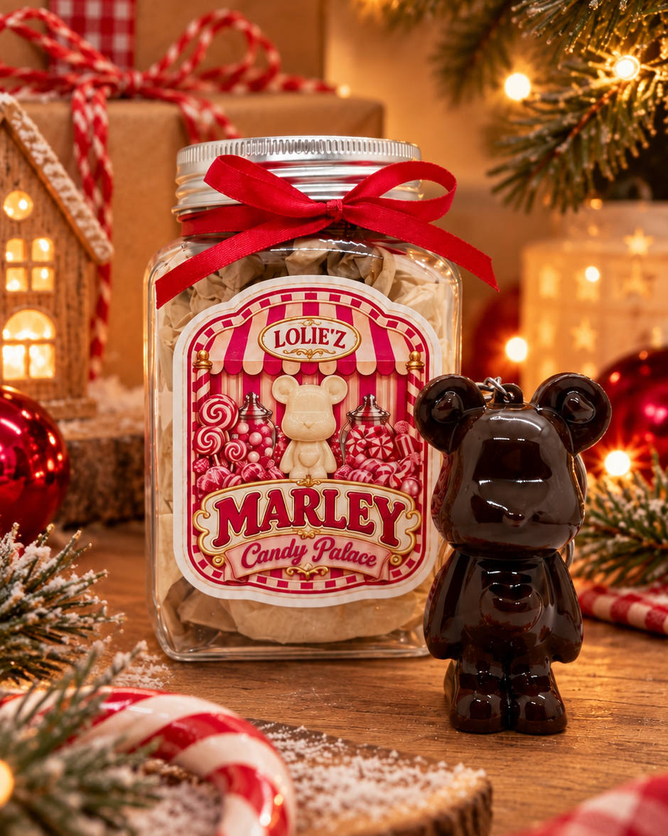 Porte-clés Marley Choco Fudge en résine époxy présenté avec son pot collector dans une mise en scène de Noël.