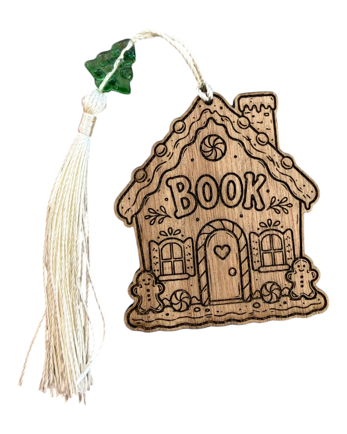 Marque-page GINGERBOOK HOUSE de Lolie’z, maison en pain d’épices BOOK découpée et gravée dans le bois avec détails de Noël et pompon écru.