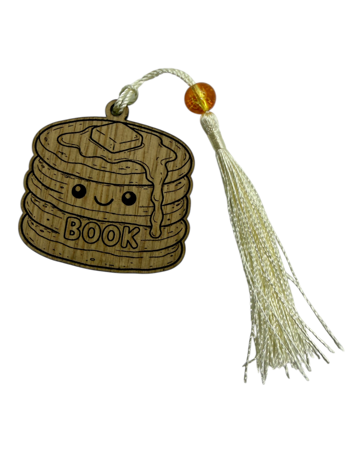 Marque-page Little Pancakes en bois découpé et gravé au laser, avec cordon, perle et pompon, fabriqué dans l’atelier Lolie’z.