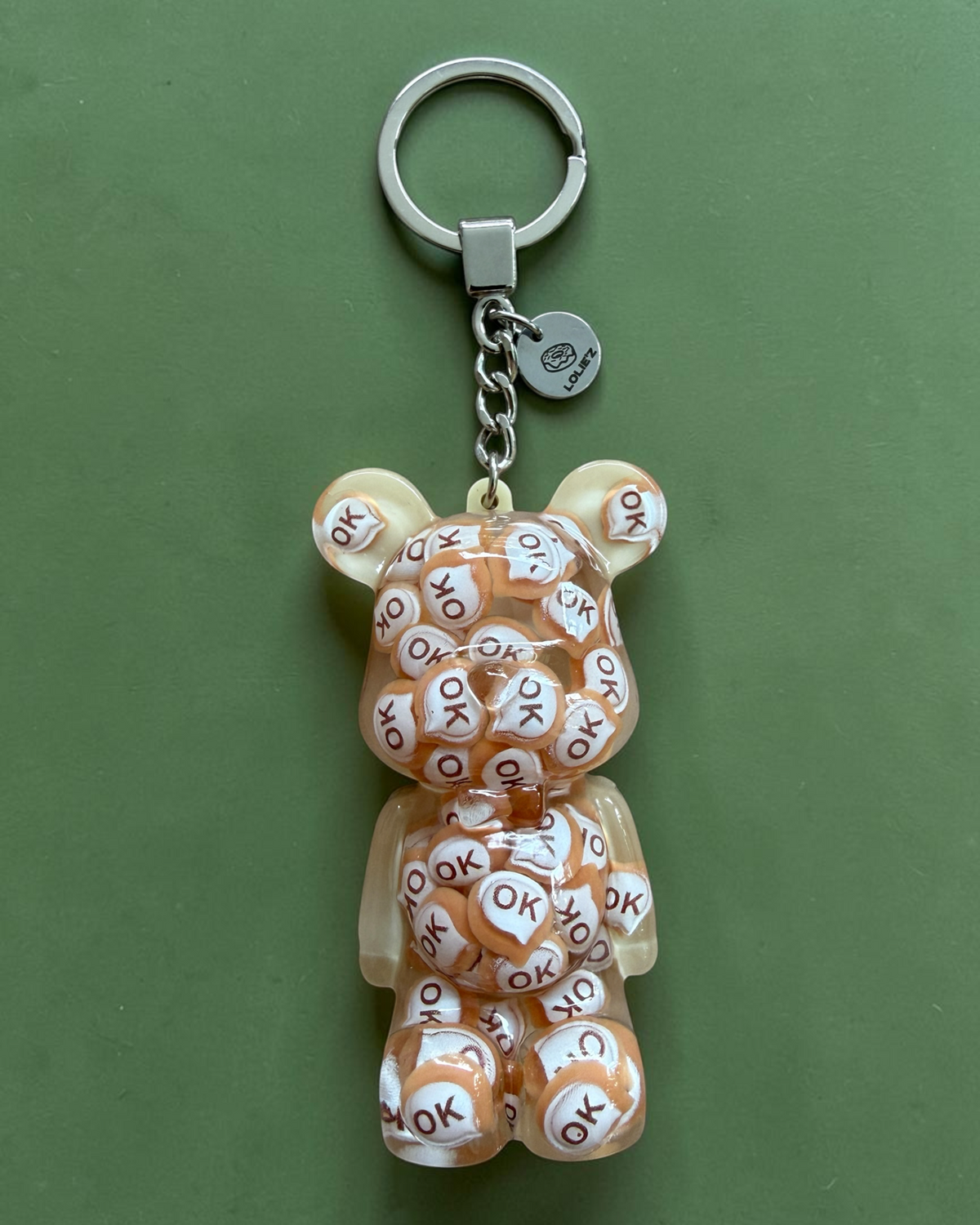 Mister OK, porte-clés ours en résine époxy fait main avec motifs OK et médaille Lolie’z gravée

