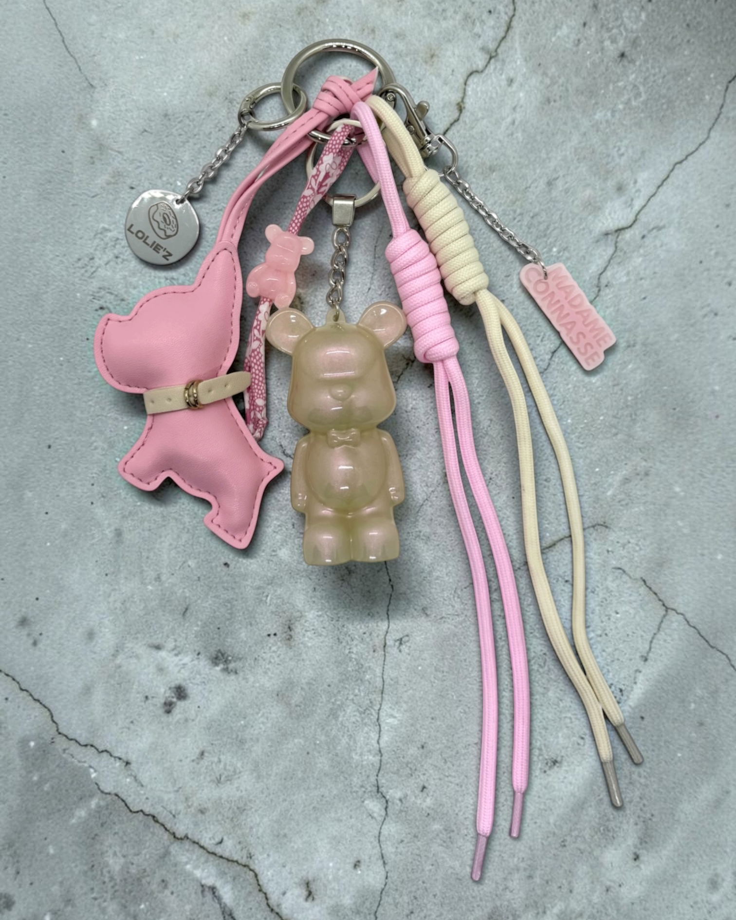 Grigri de sac My Sweet One Lolie’z avec Teddy’z en résine époxy rose poudré nacré et détails crème, création faite main en France.