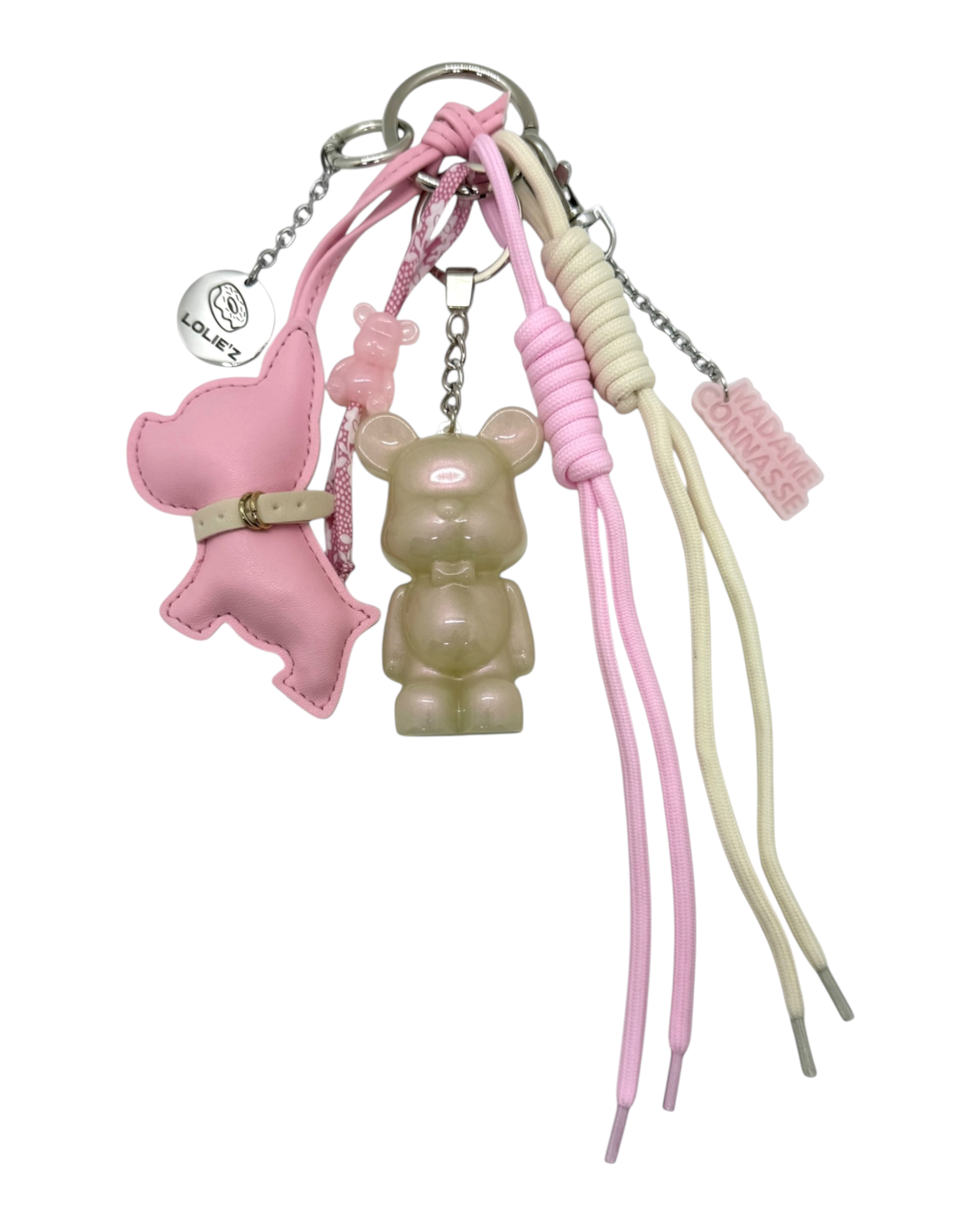 Grigri My Sweet One avec Teddy’z en résine époxy rose nacré, cordons rose poudré et crème, petit chien rose et médaille Lolie’z gravée.
