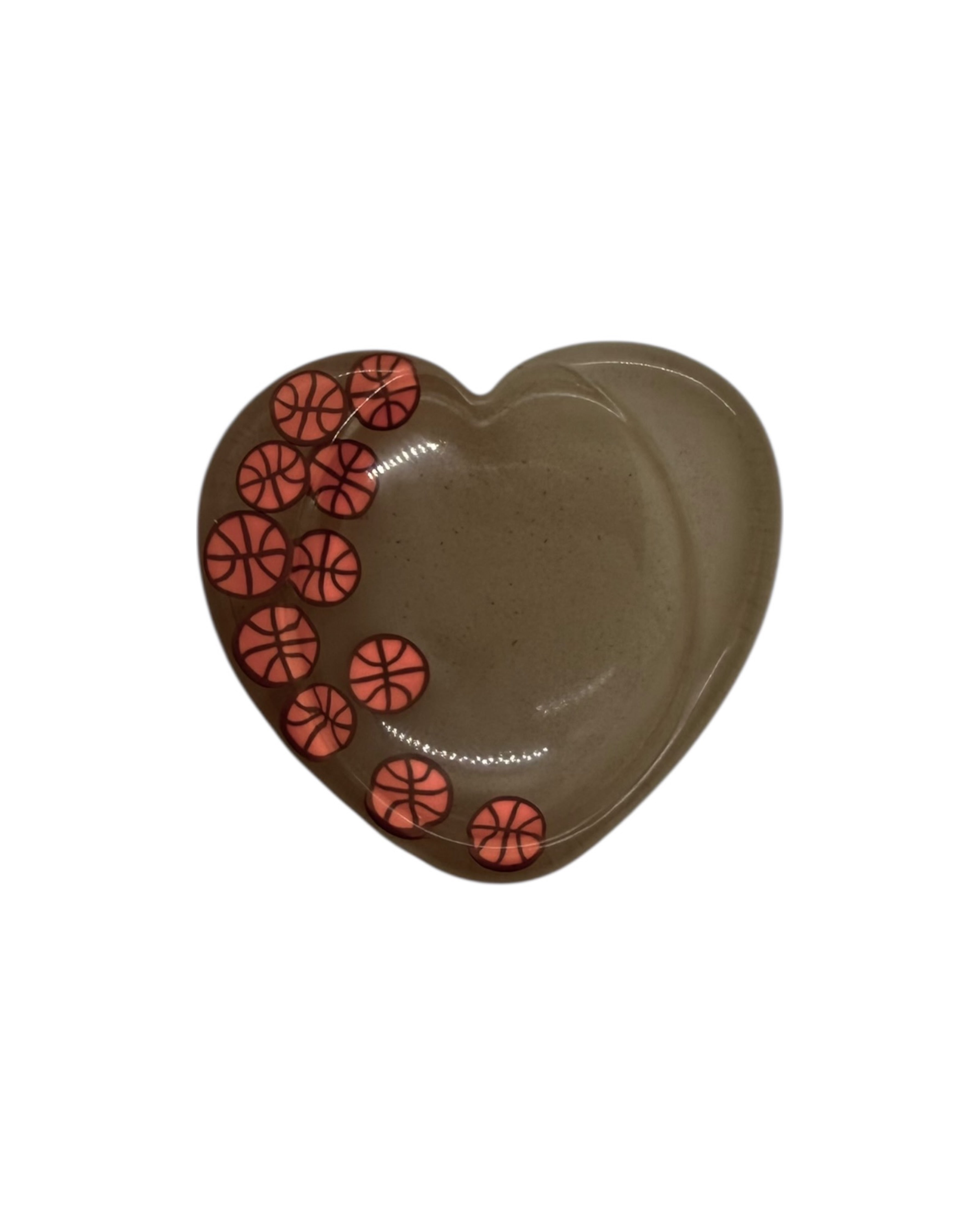 Calma, galet bien-être en forme de cœur, à la surface lisse, fait main en résine époxy, conçu pour un usage simple et rassurant.