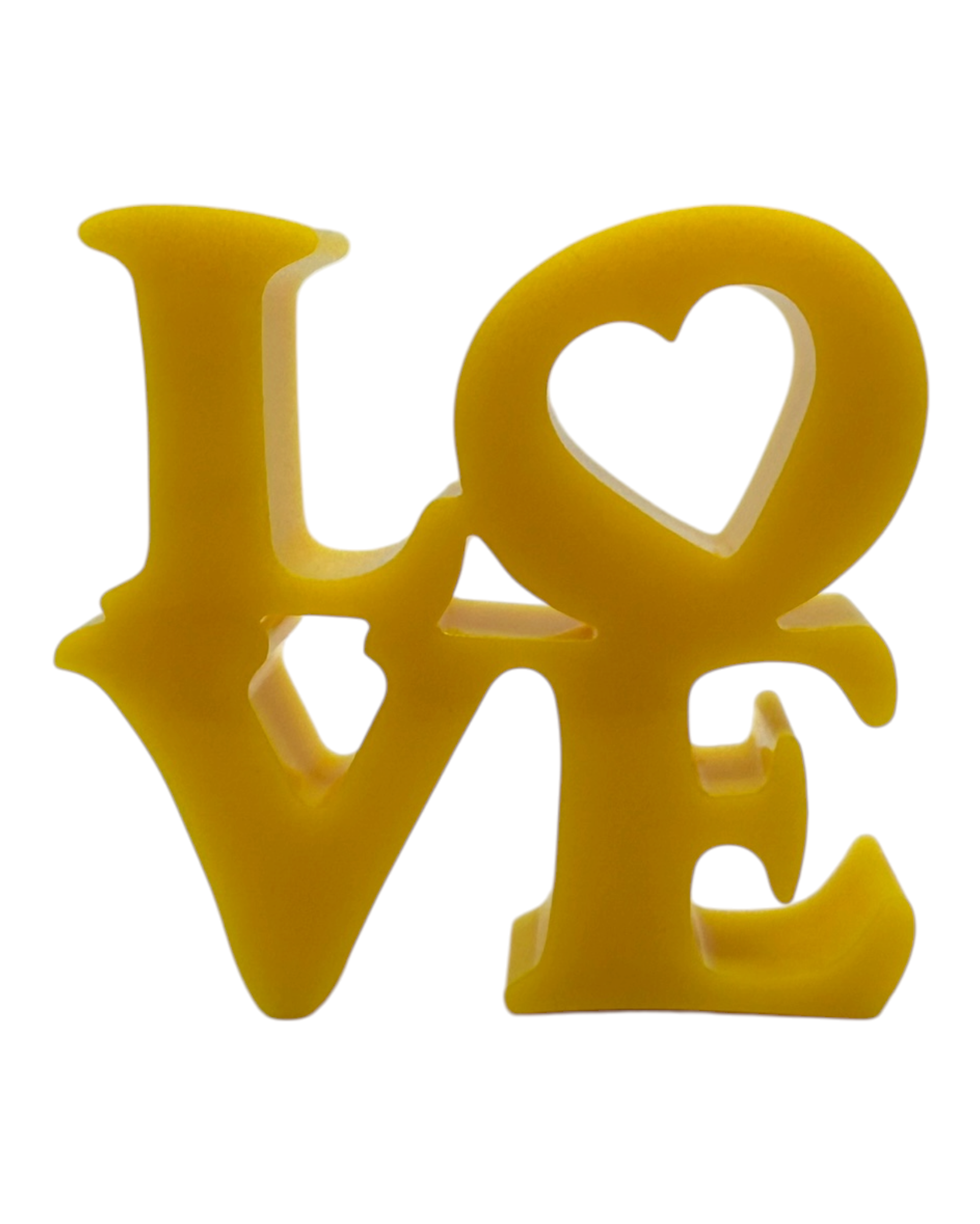Décoration LOVE en résine époxy réalisée à la main, objet déco tendance aux lignes graphiques et modernes.